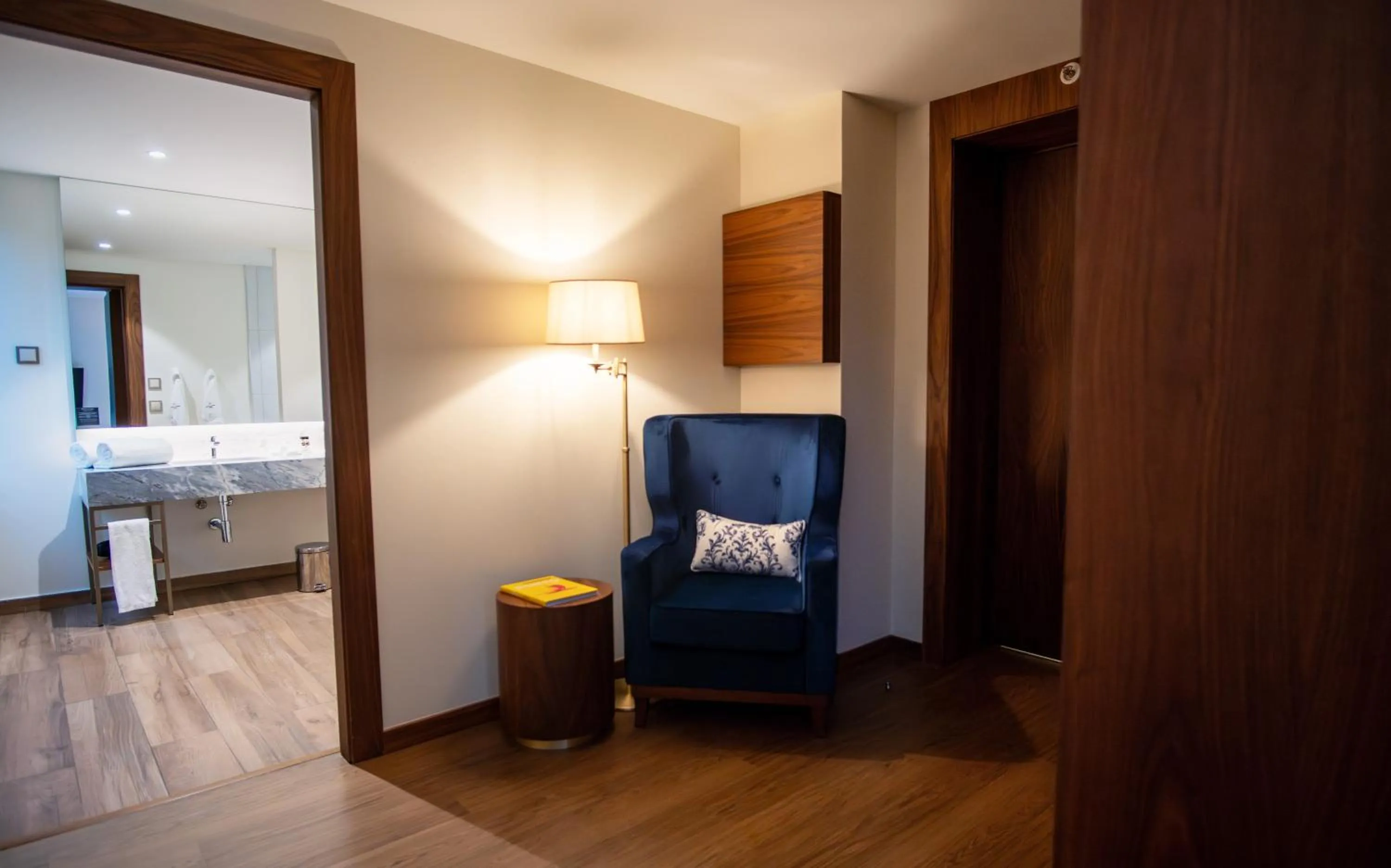 Bathroom, Bed in Boeira Garden Hotel Porto Gaia, Curio Collection by Hilton