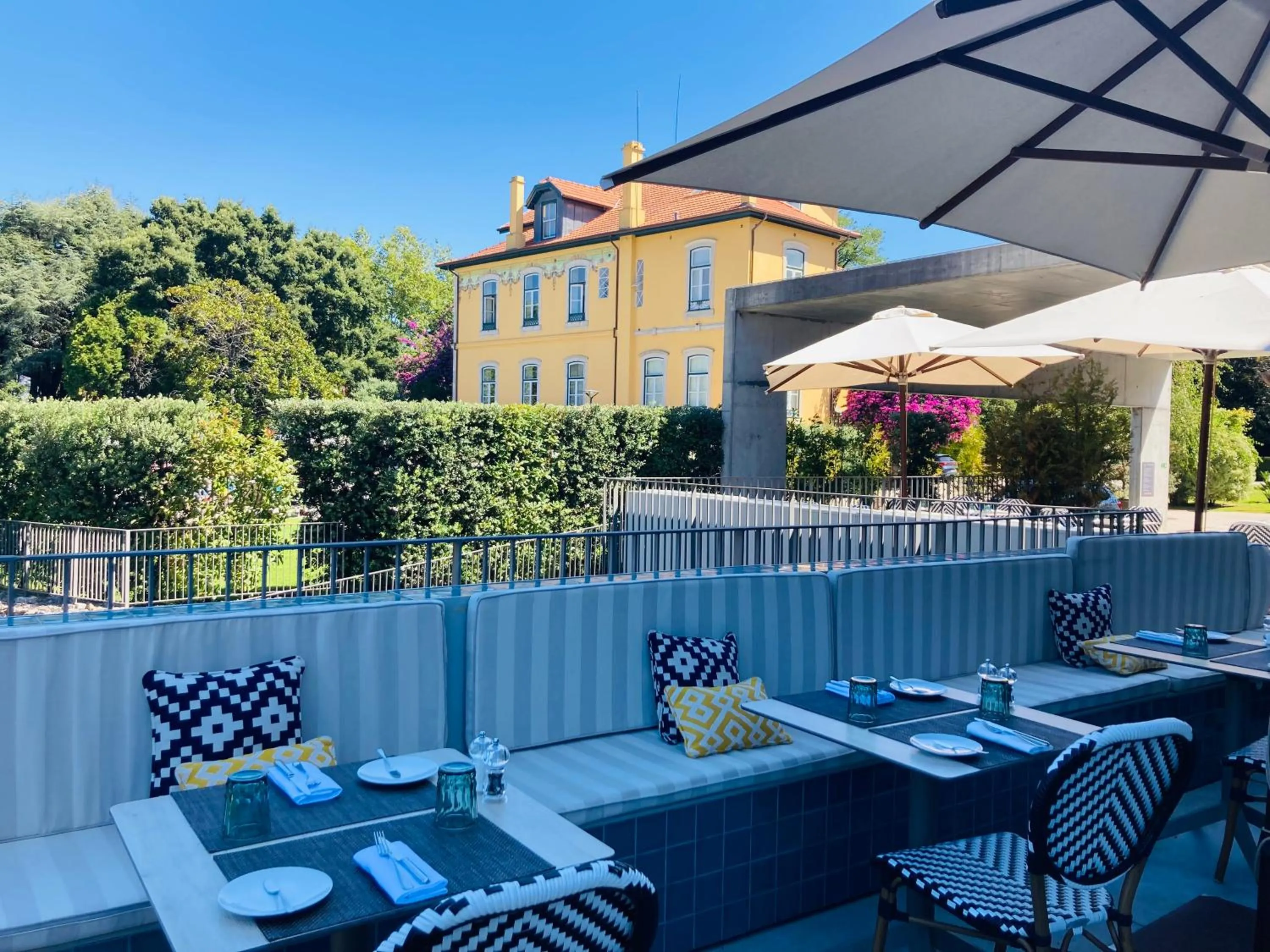 Restaurant/places to eat in Boeira Garden Hotel Porto Gaia, Curio Collection by Hilton