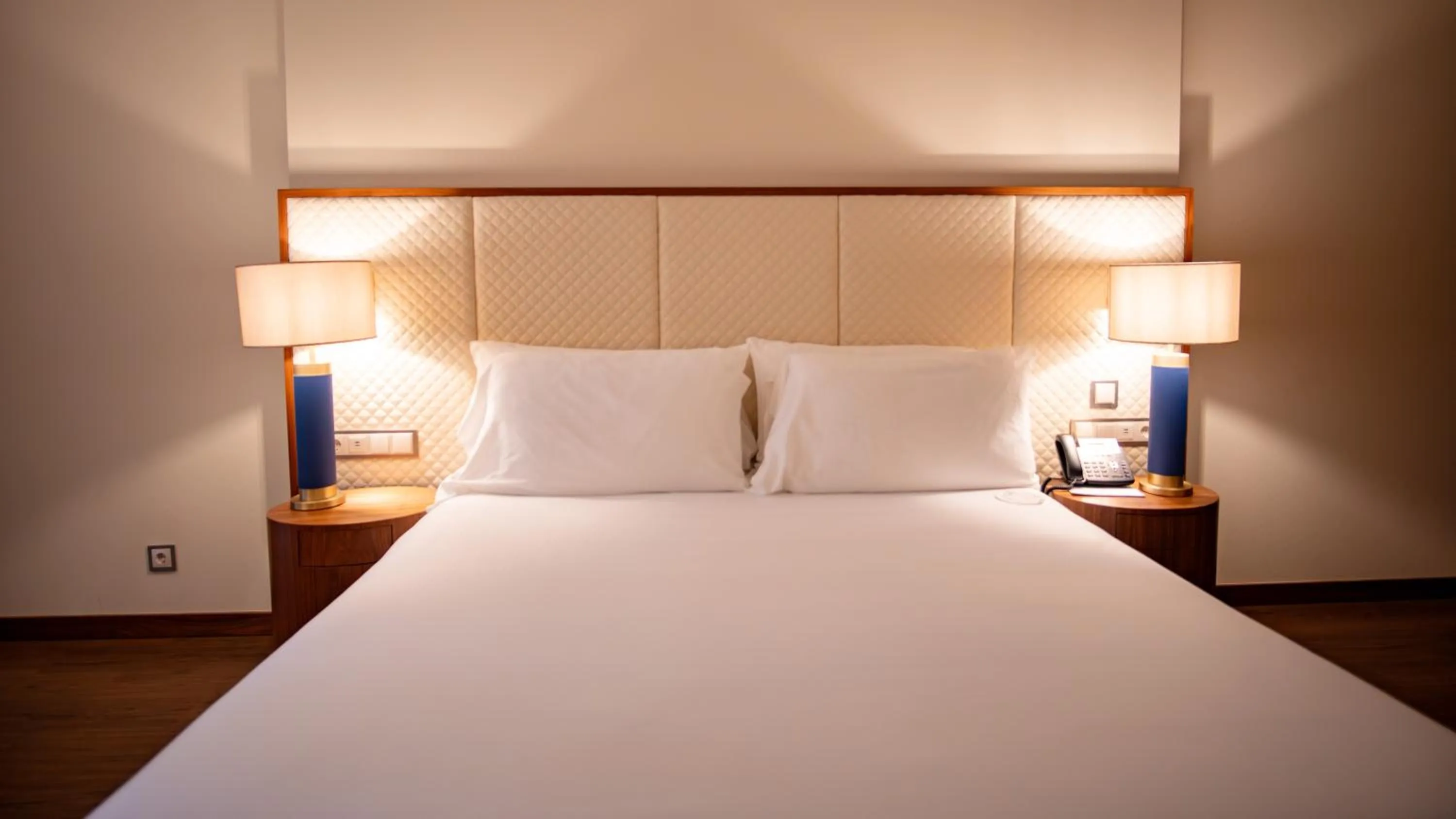 Bed in Boeira Garden Hotel Porto Gaia, Curio Collection by Hilton