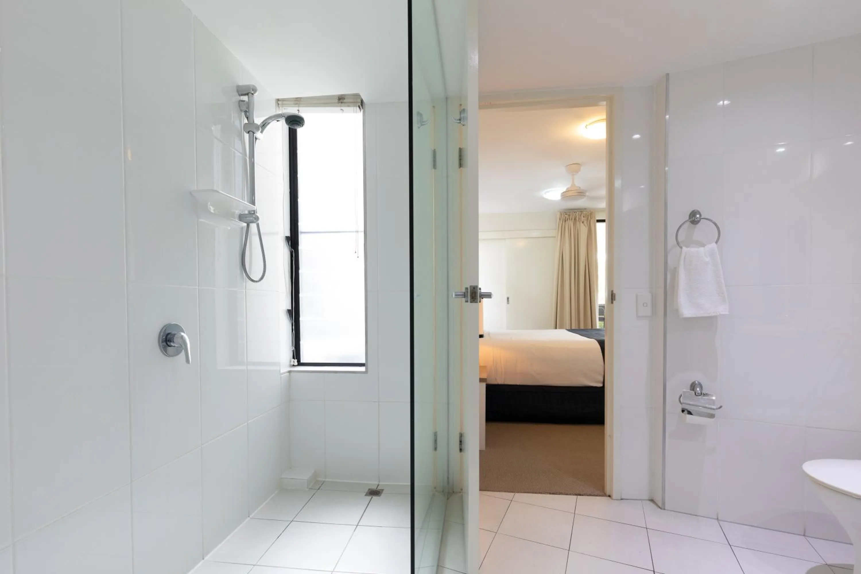Shower, Bed in Agnes Water Beach Club