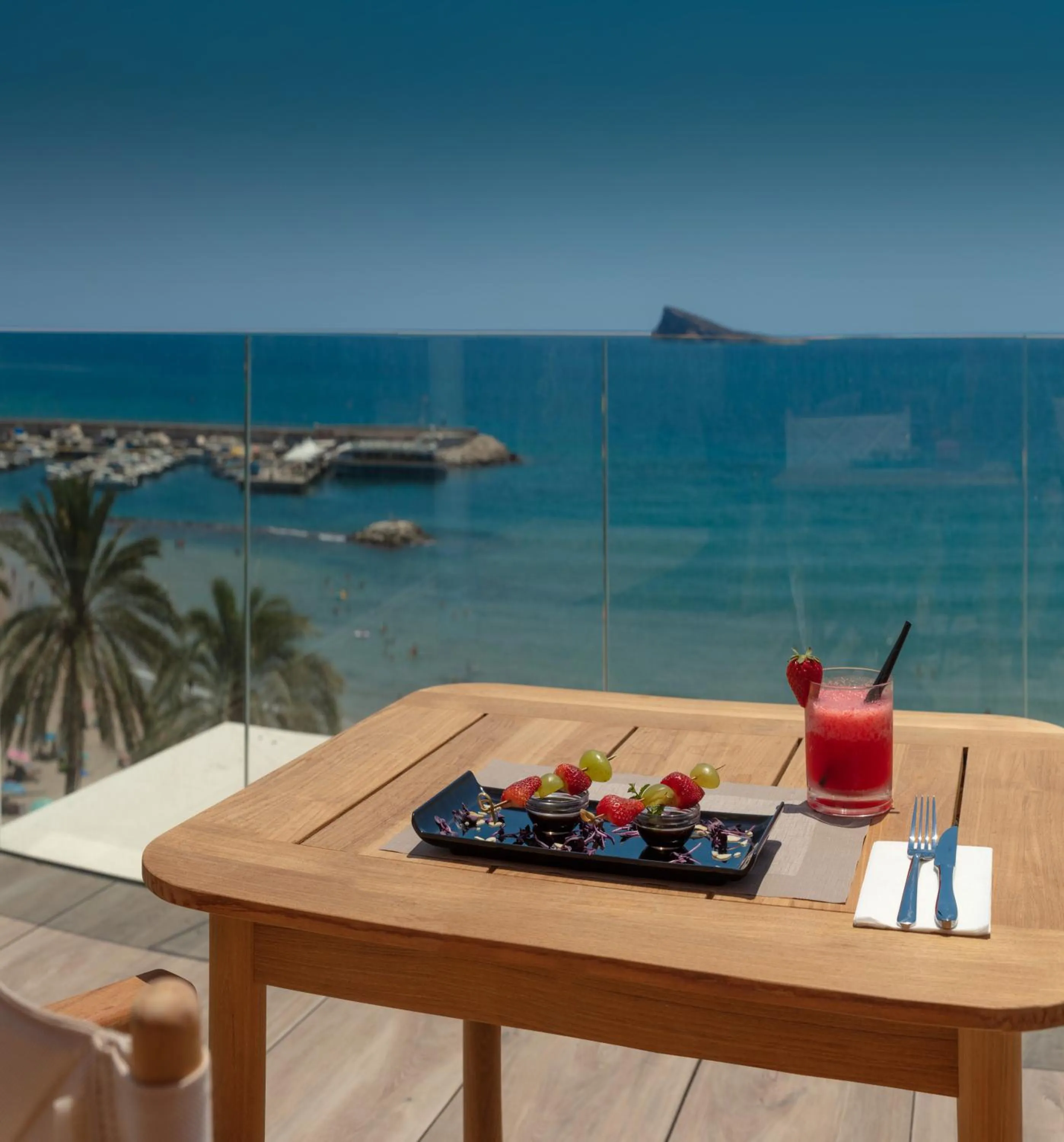 Lounge or bar in H10 Porto Poniente 4* Sup