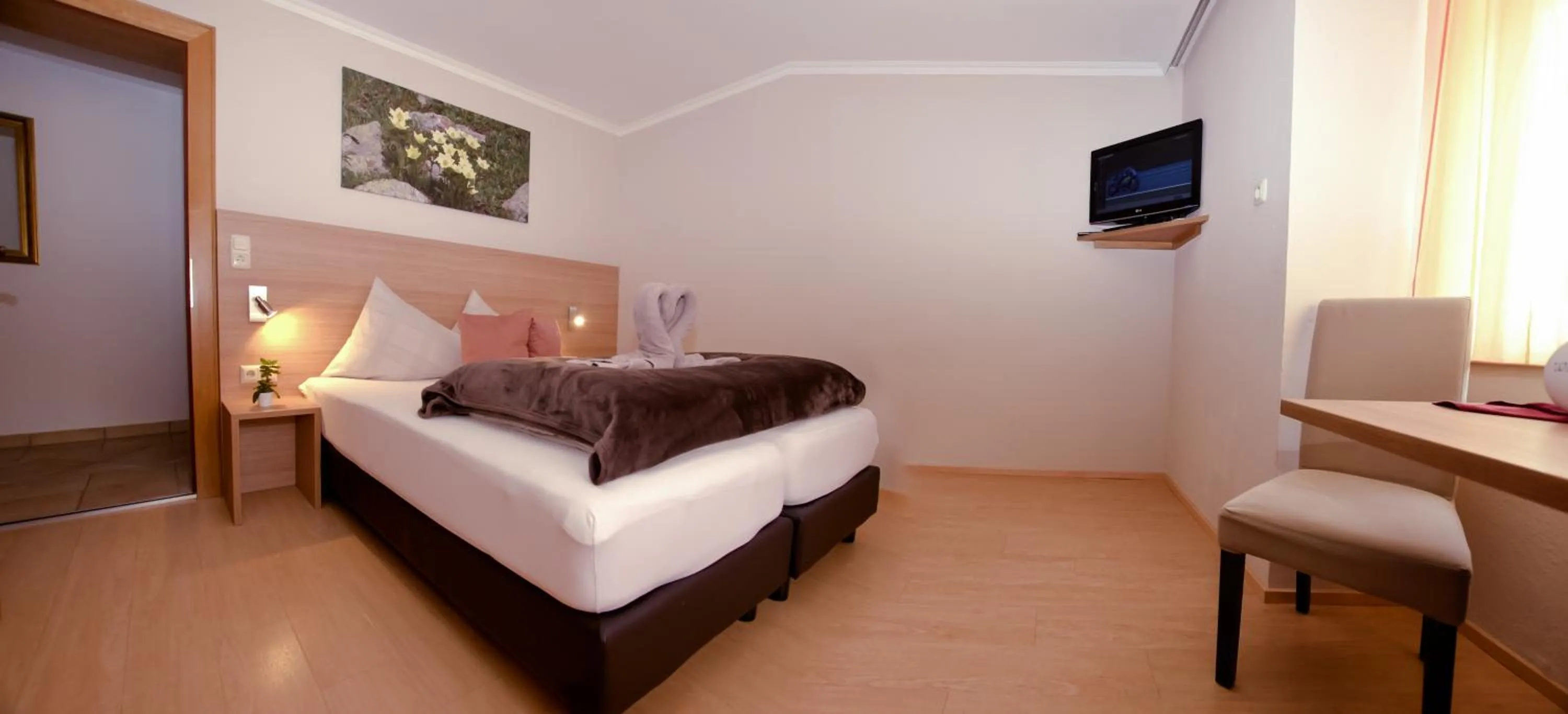 Photo of the whole room, Bed in Jennys Huamatl