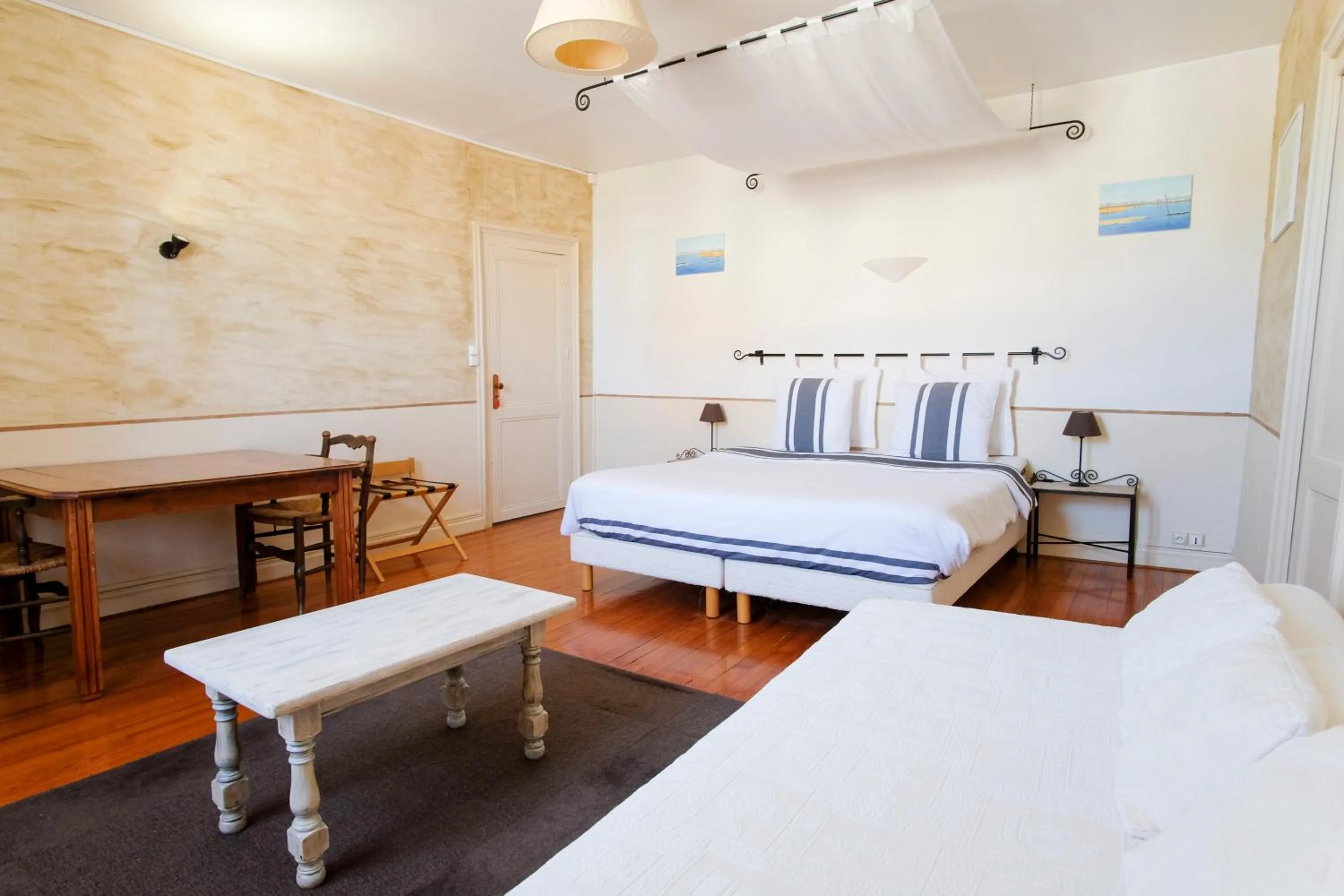 Photo of the whole room, Bed in Les Gués Rivières