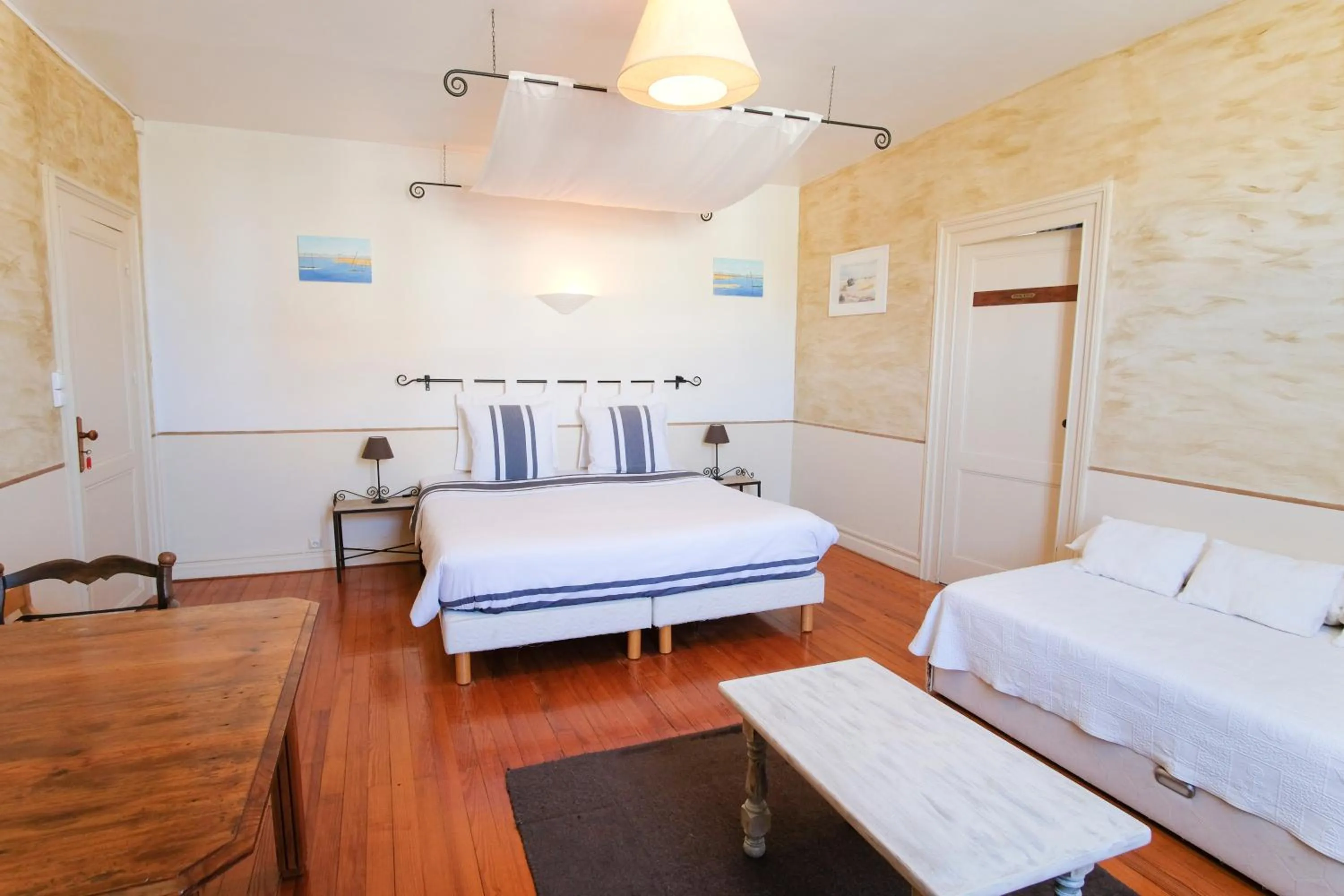 Photo of the whole room, Bed in Les Gués Rivières