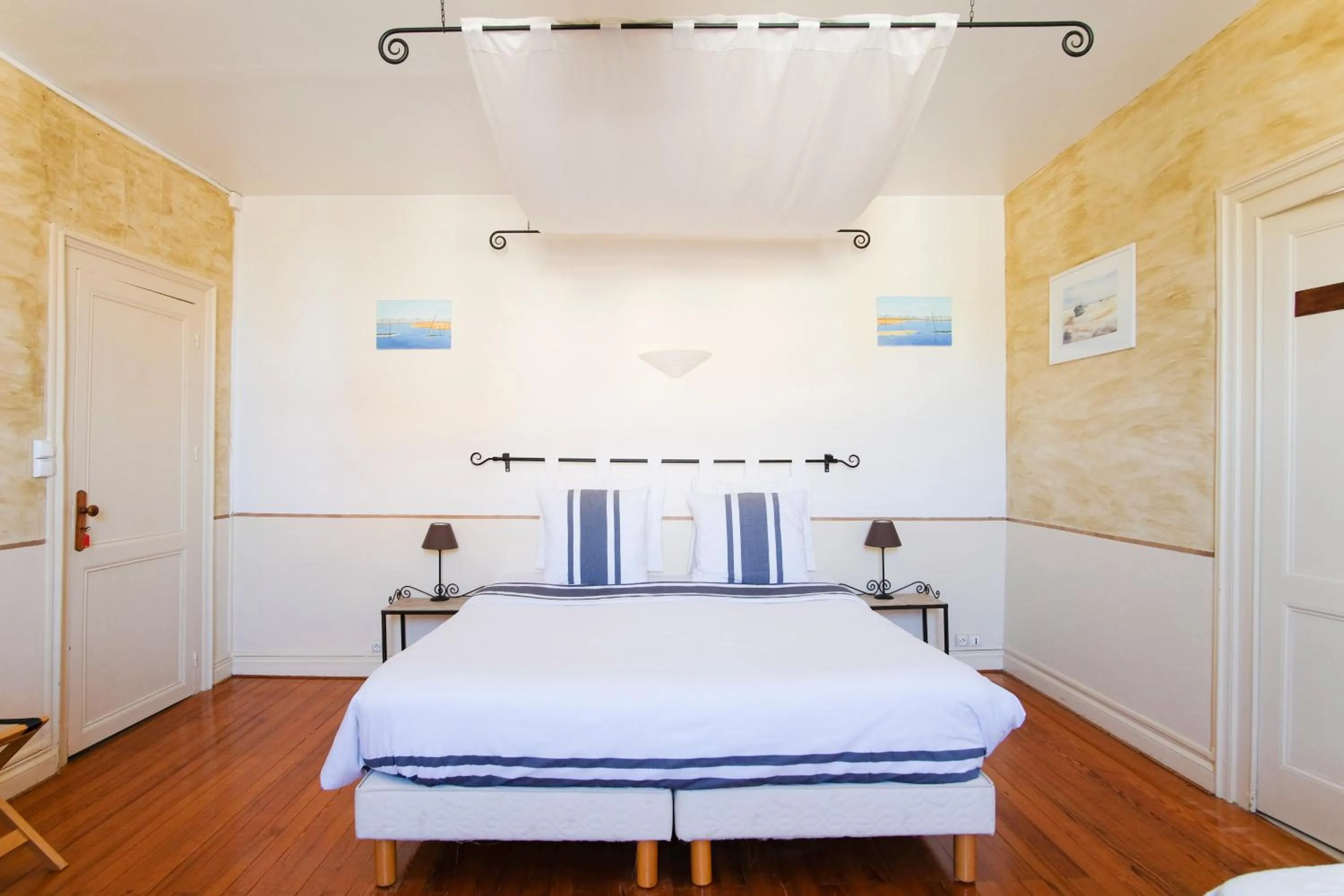 Photo of the whole room, Bed in Les Gués Rivières