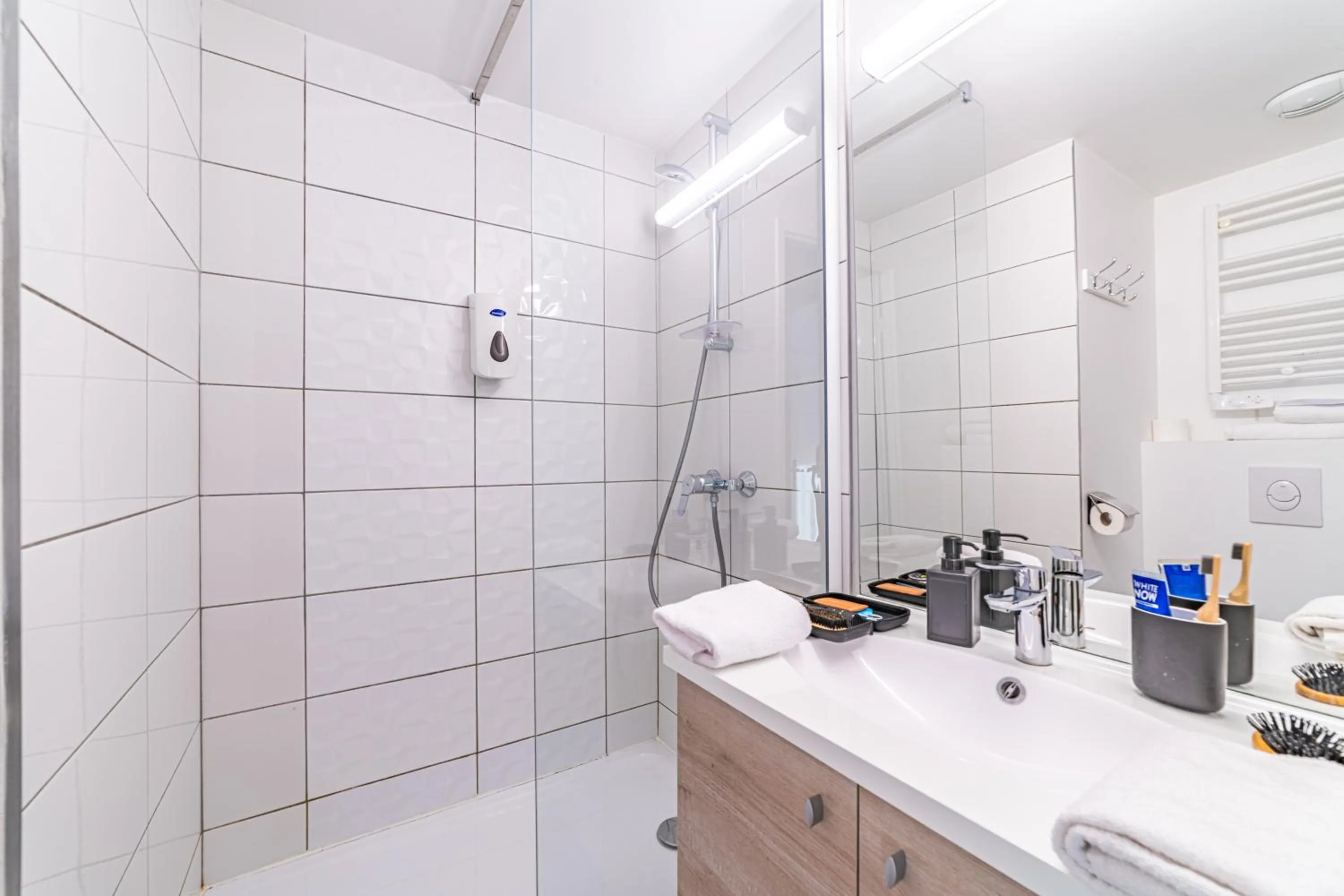 Shower in Break & Home Paris Italie Porte de Choisy Appart'Hôtel