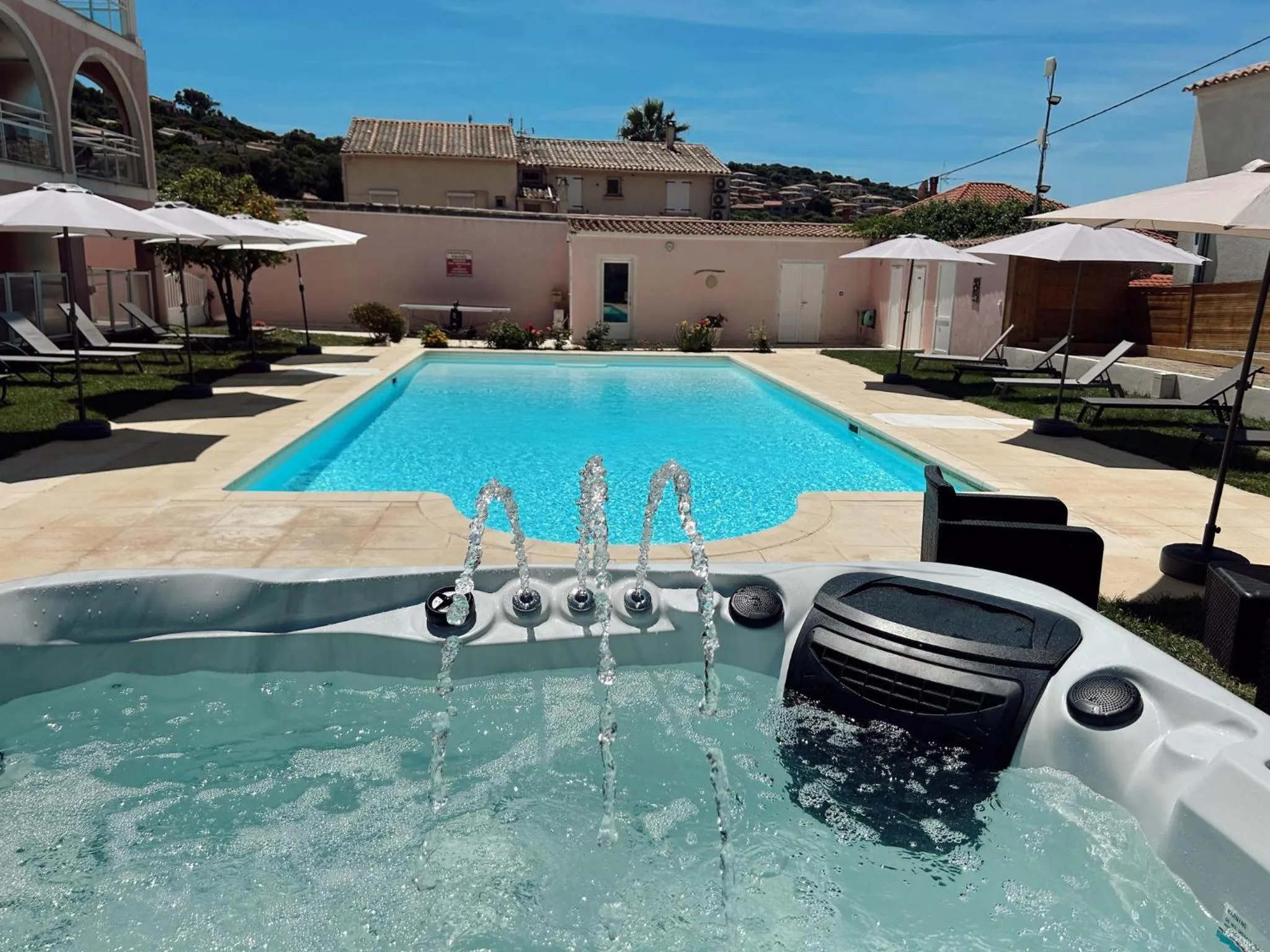 Hot Tub in Résidence Villa Romana avec Piscine et Jacuzzi