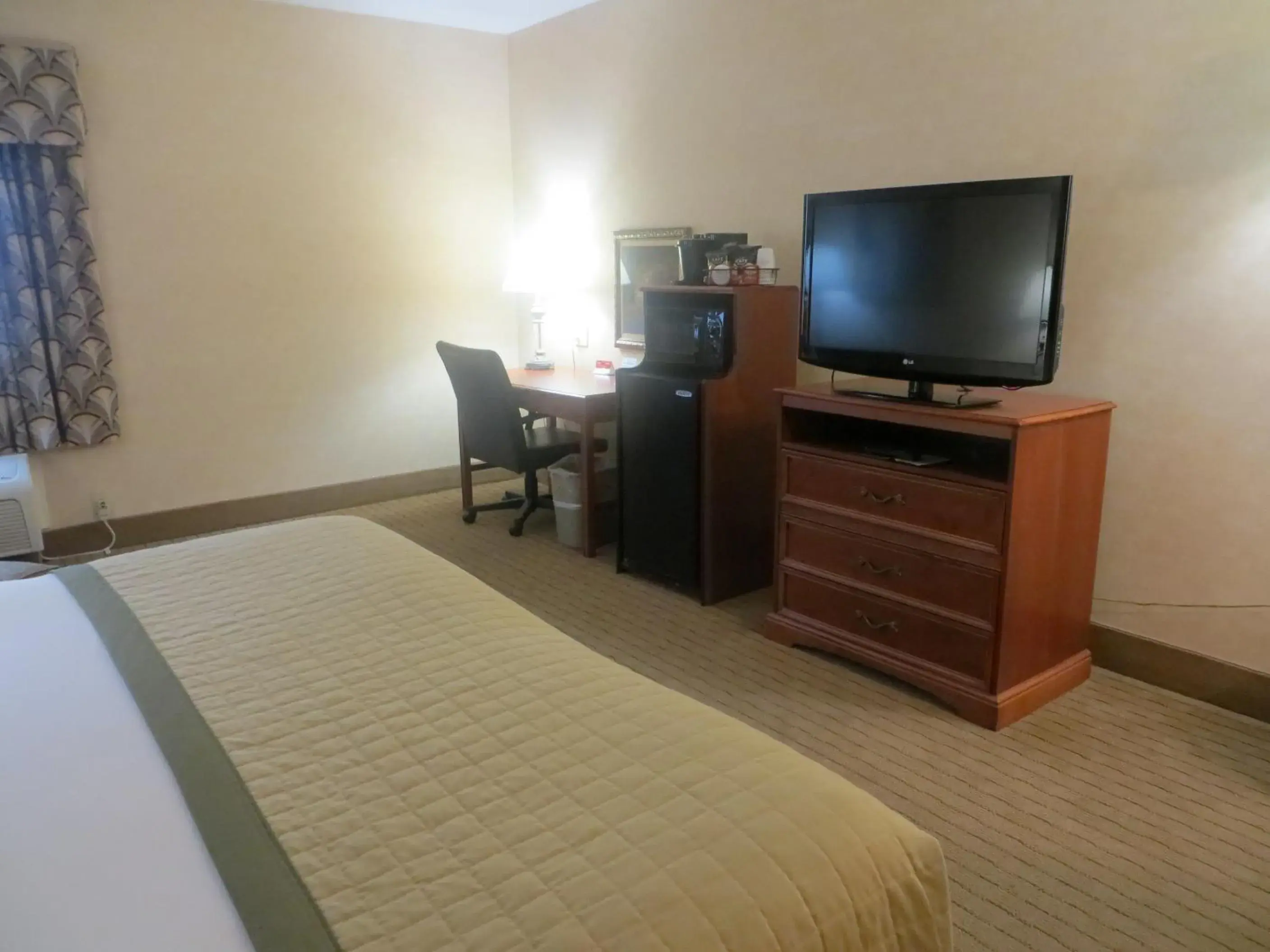 Bed, TV/Entertainment Center in Baymont by Wyndham Indianapolis West