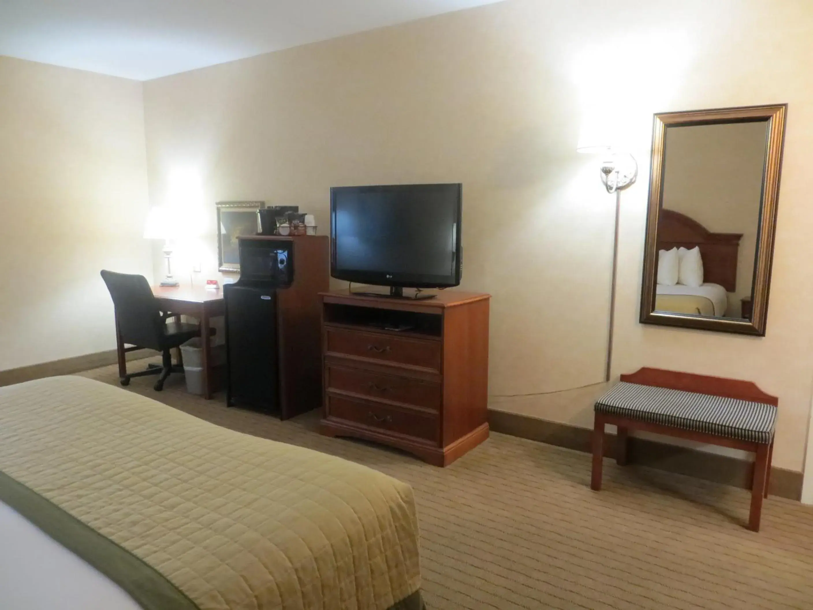 Bed, TV/Entertainment Center in Baymont by Wyndham Indianapolis West