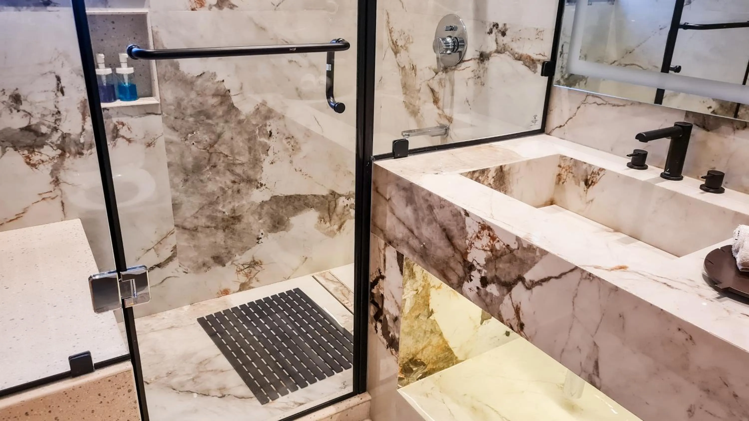 Shower in The Moira - Bed and Breakfast