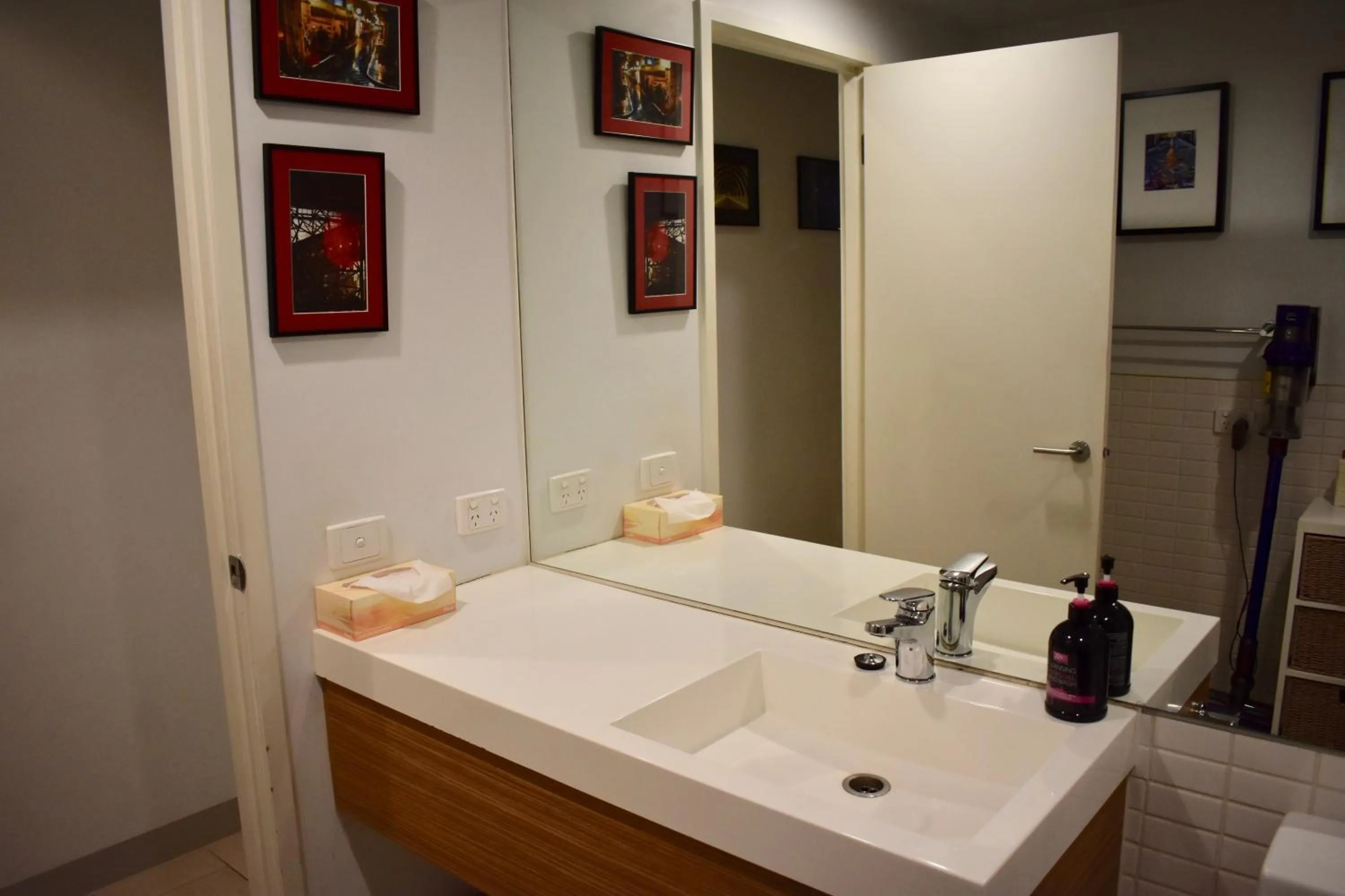 Spacious 1 Bedroom Apartment in the Heart of Melbourne's CBD