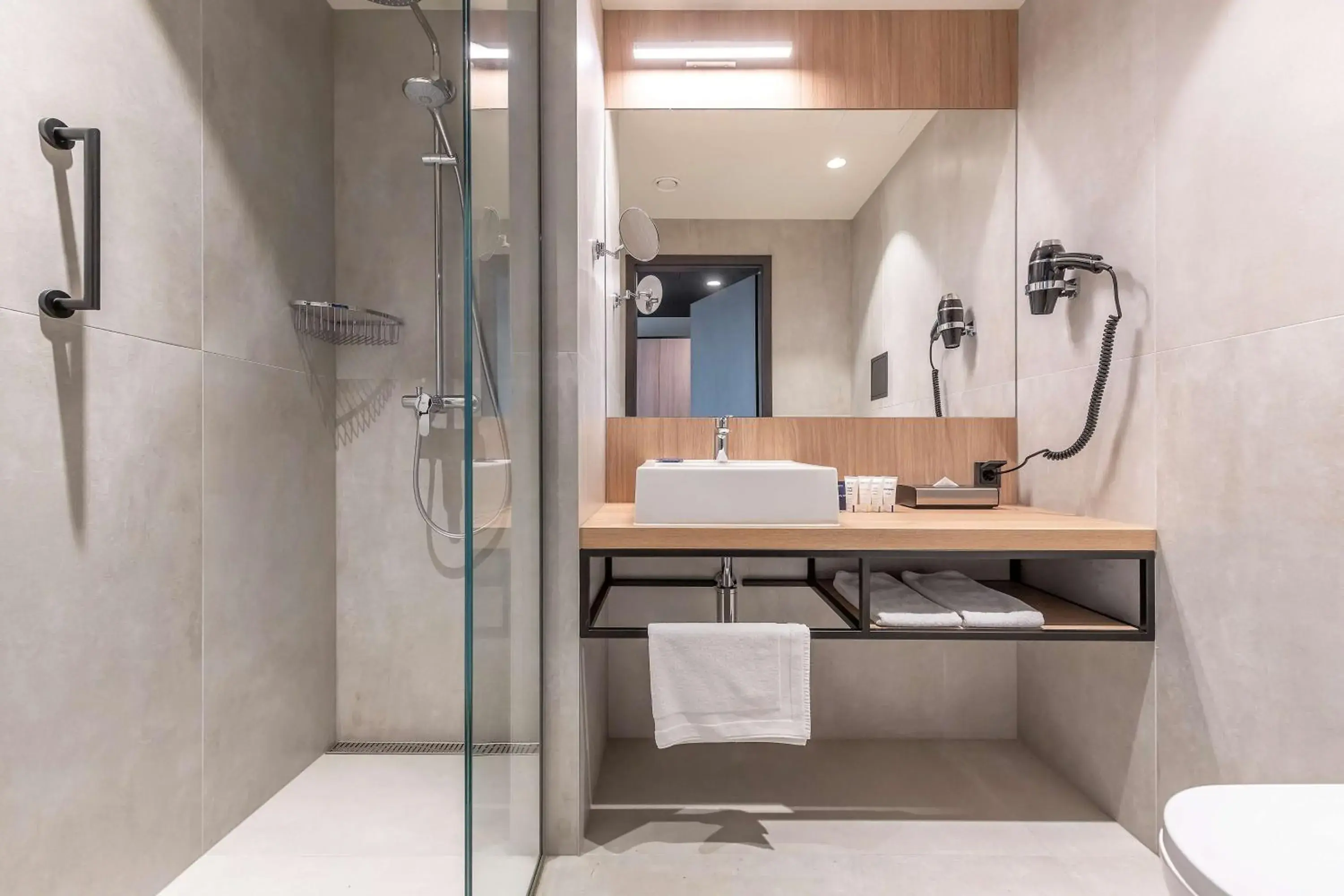 Superior Double or Twin Room with Terrace - Partial Airport View in Park Inn by Radisson Vilnius Airport Hotel & Conference Centre Superior Double or Twin Room with Terrace - Partial Airport View in Park Inn by Radisson Vilnius Airport Hotel & Conference Centre