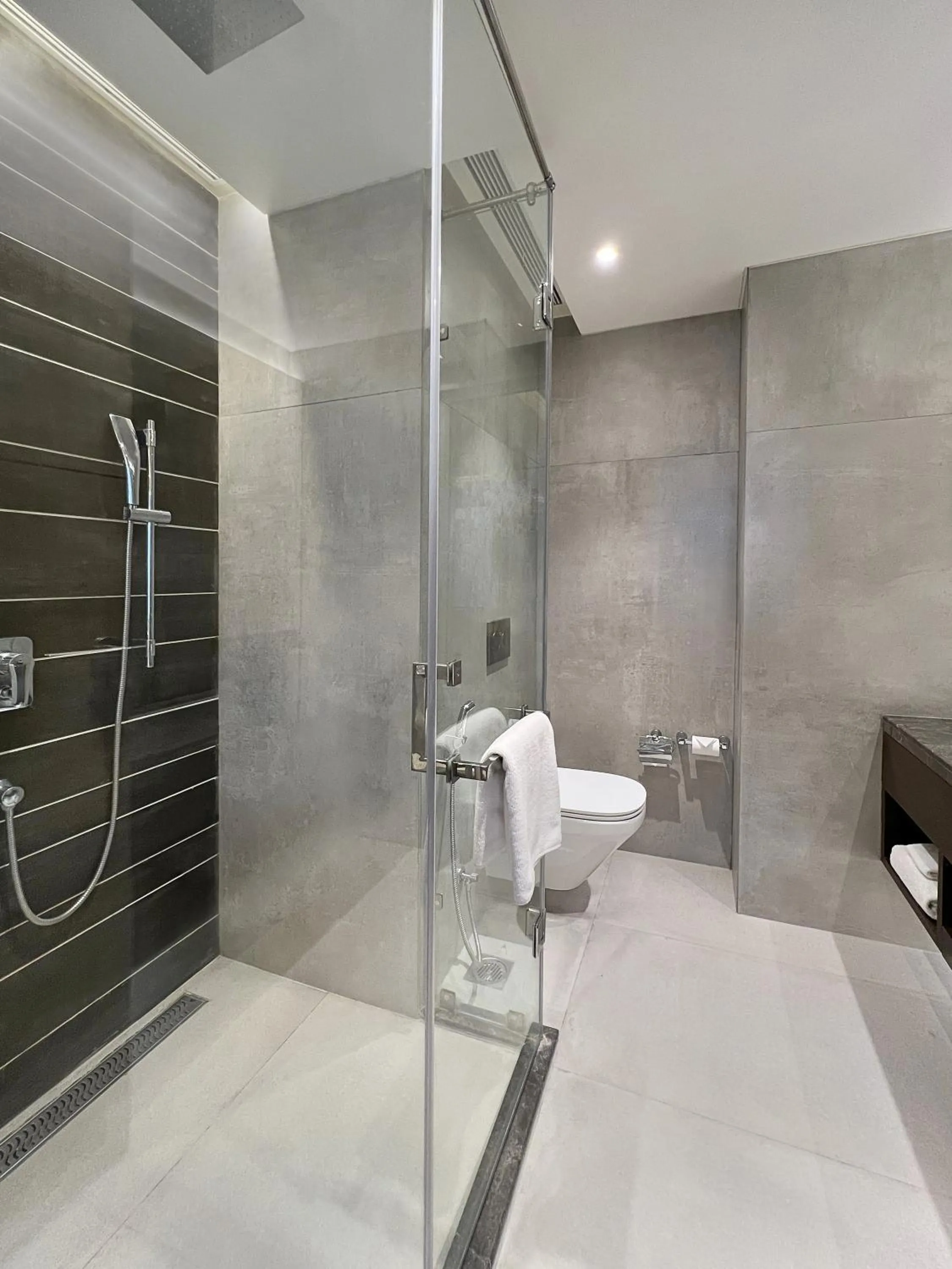 Bathroom in Radisson Blu Towers Kaushambi Delhi NCR