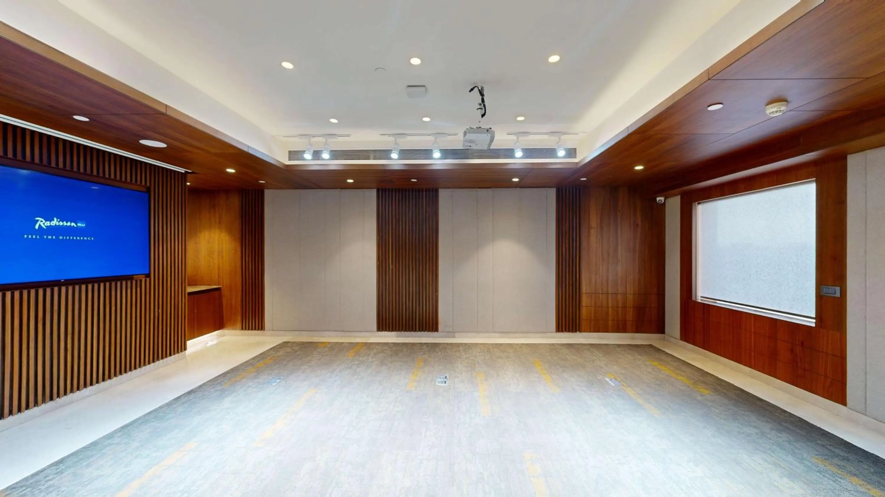 Meeting/conference room in Radisson Blu Towers Kaushambi Delhi NCR