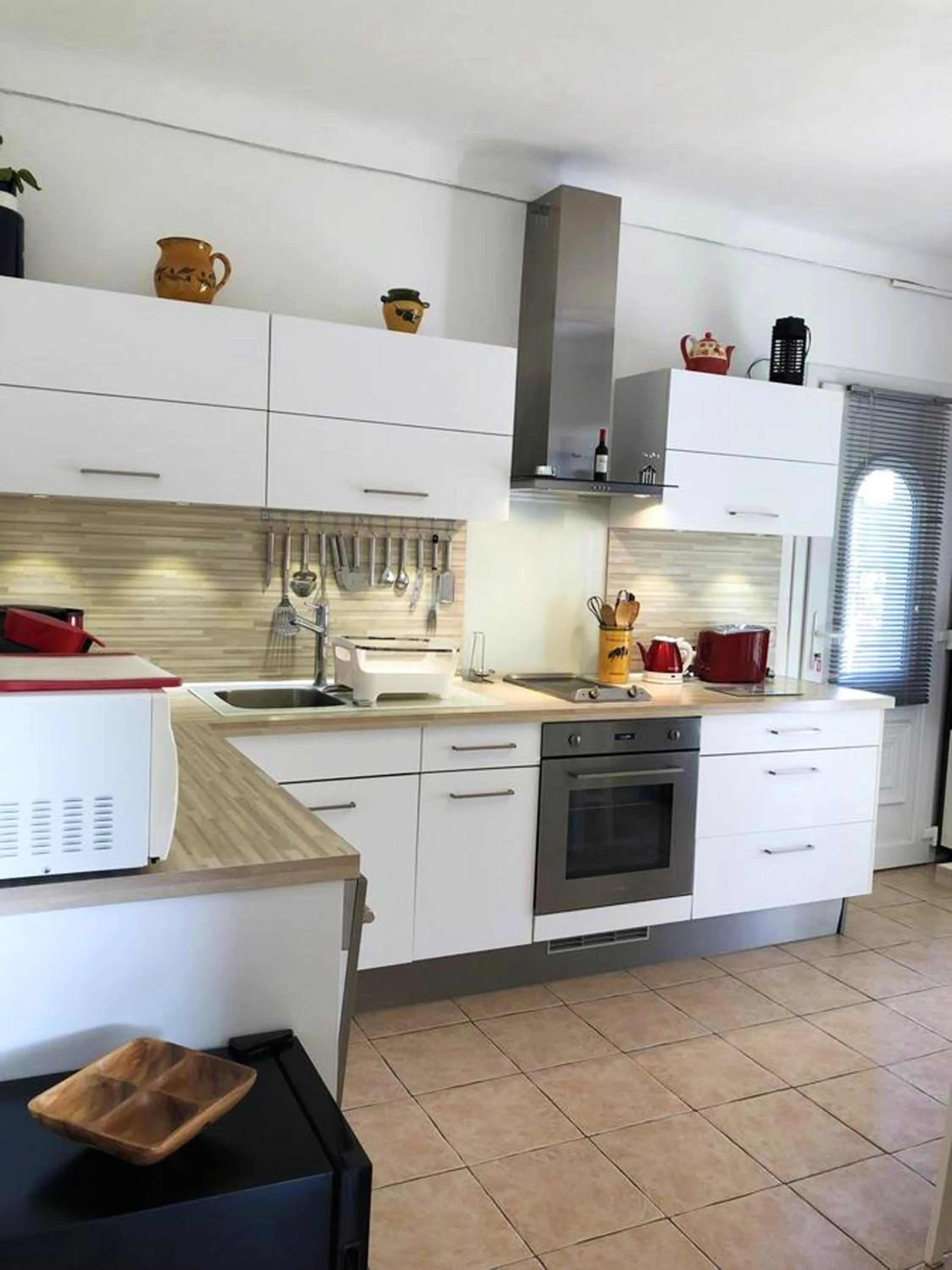 Kitchen or kitchenette in Appartement moderne à Antibes avec jardin et terrasse