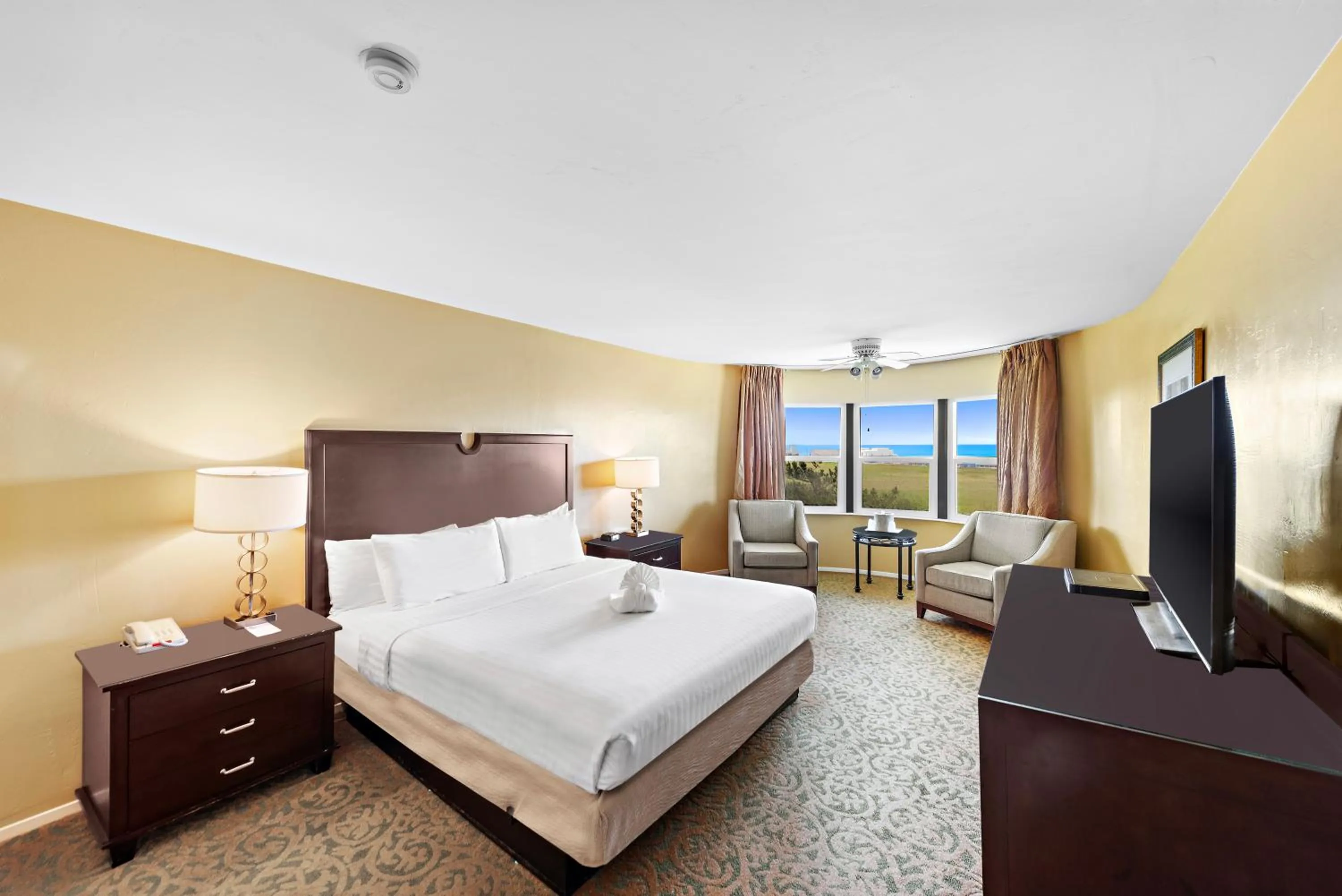 TV and multimedia, Bed in The Morgan San Simeon - Cambria by Hearst Castle