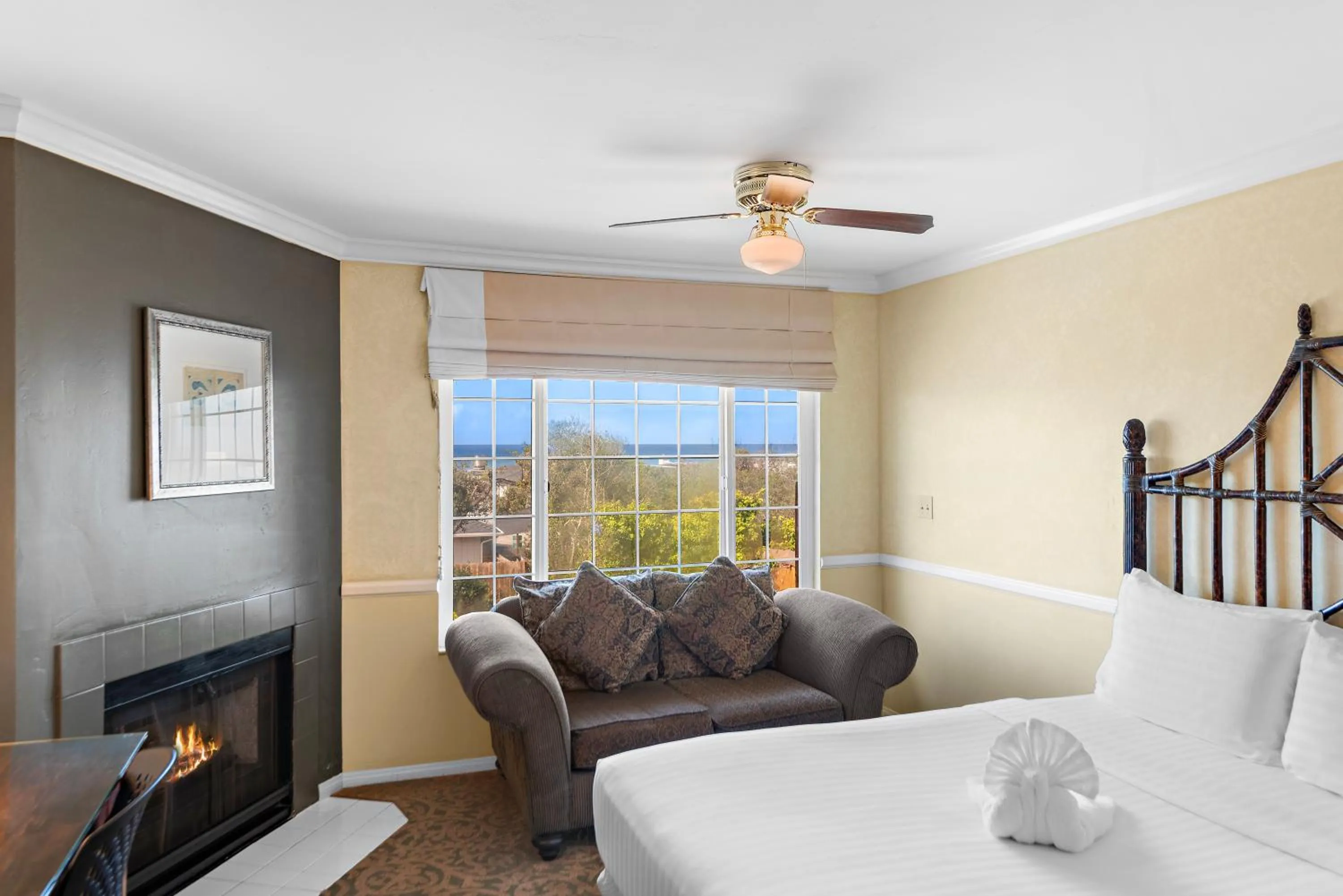 Bedroom, Bed in The Morgan San Simeon - Cambria by Hearst Castle