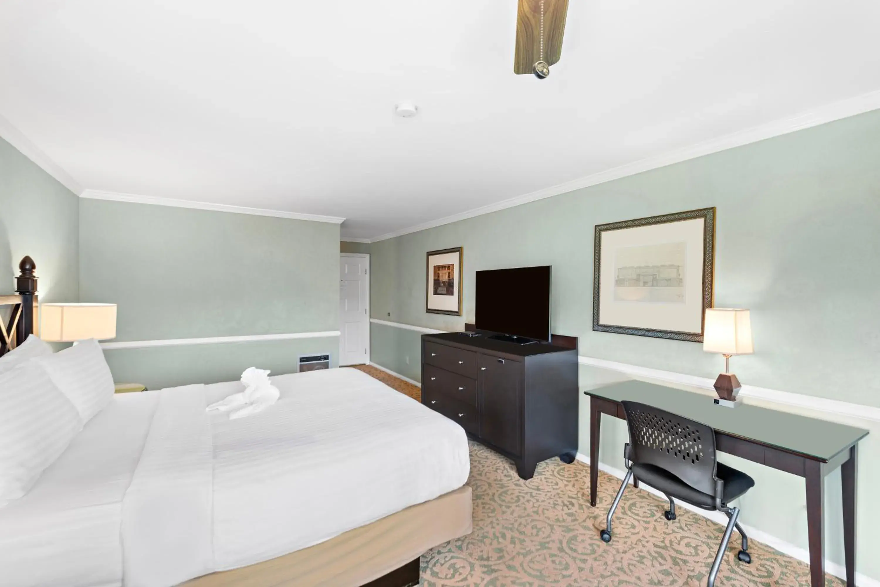 Standard King Room in The Morgan San Simeon - Cambria by Hearst Castle Standard King Room in The Morgan San Simeon - Cambria by Hearst Castle