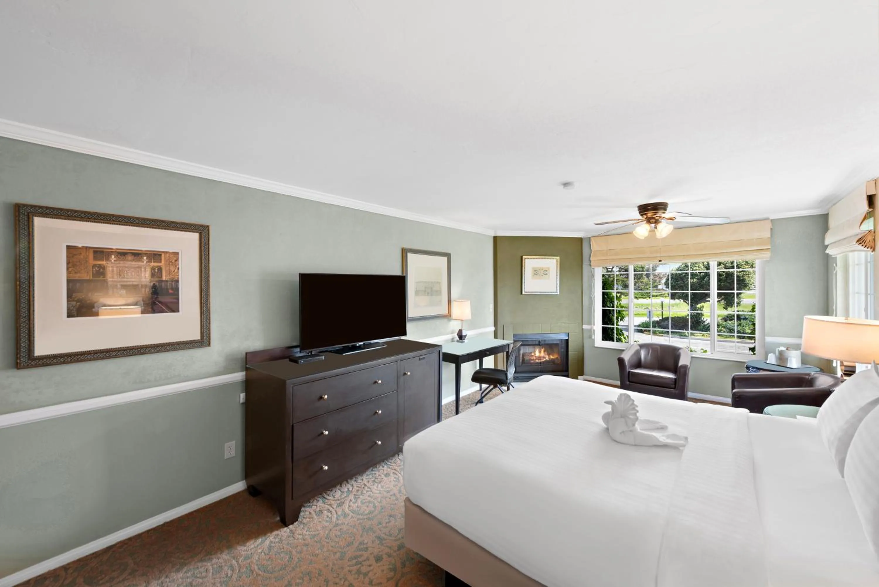Photo of the whole room, Bed in The Morgan San Simeon - Cambria by Hearst Castle