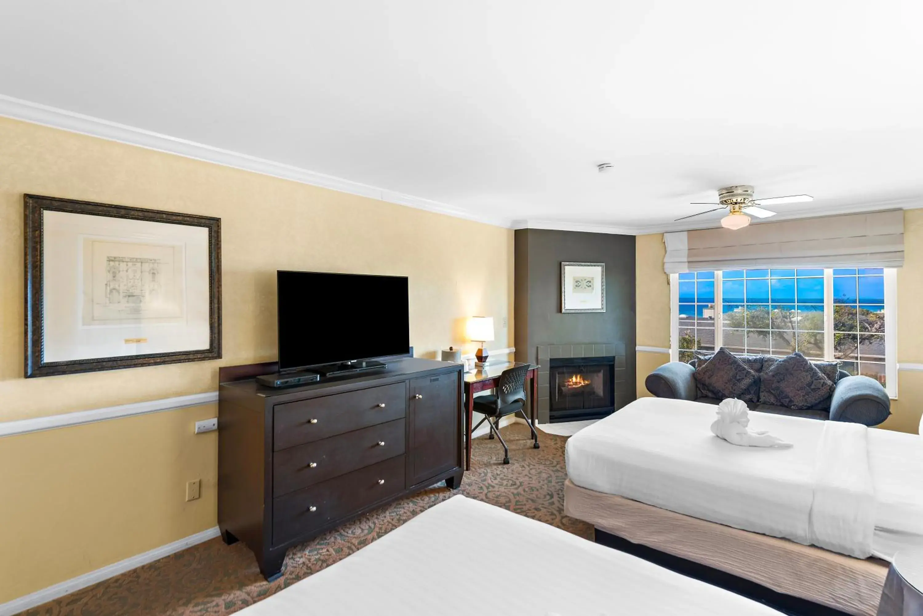 Photo of the whole room, Bed in The Morgan San Simeon - Cambria by Hearst Castle Photo of the whole room, Bed in The Morgan San Simeon - Cambria by Hearst Castle