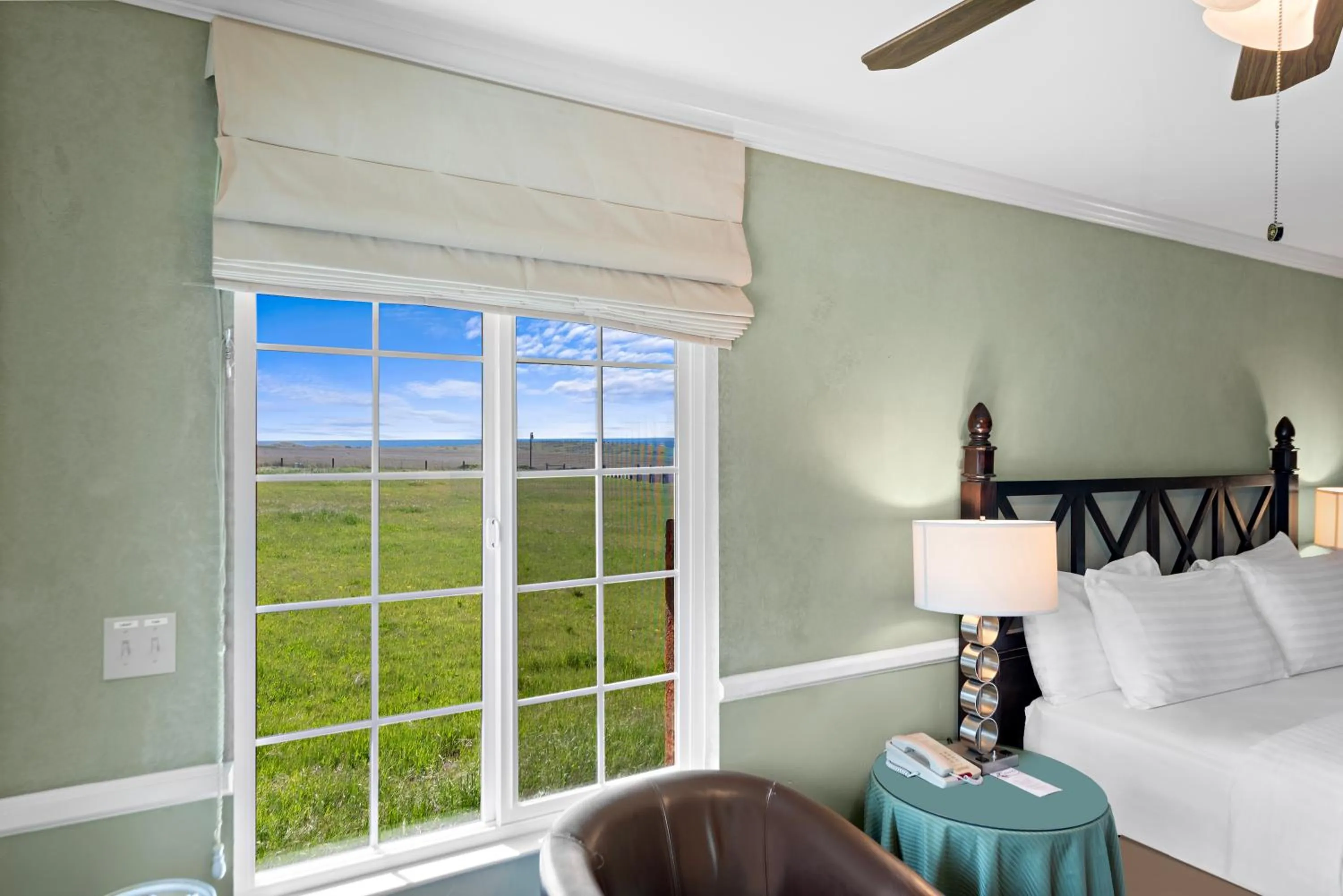Bedroom, Bed in The Morgan San Simeon - Cambria by Hearst Castle