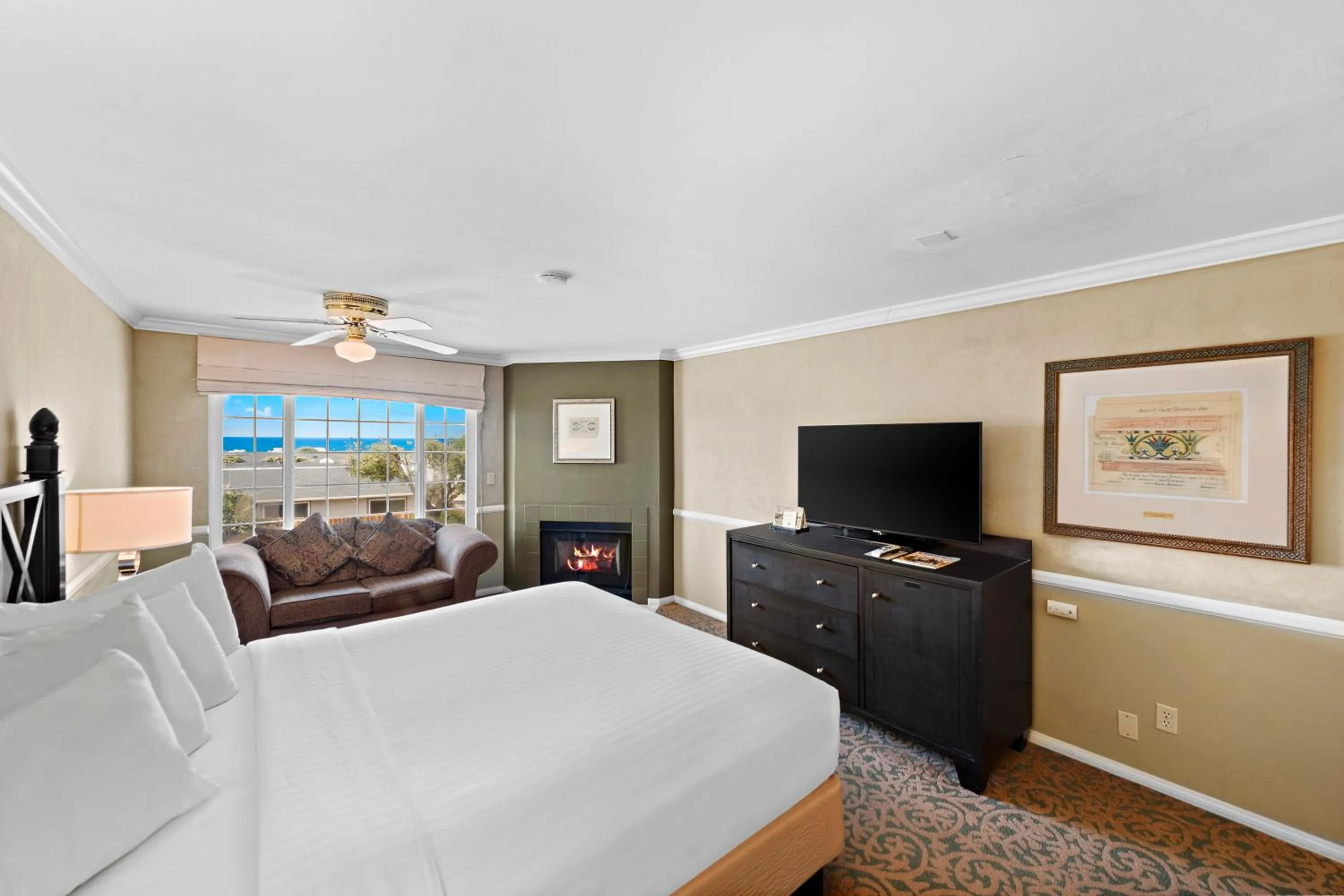 Photo of the whole room, Bed in The Morgan San Simeon - Cambria by Hearst Castle