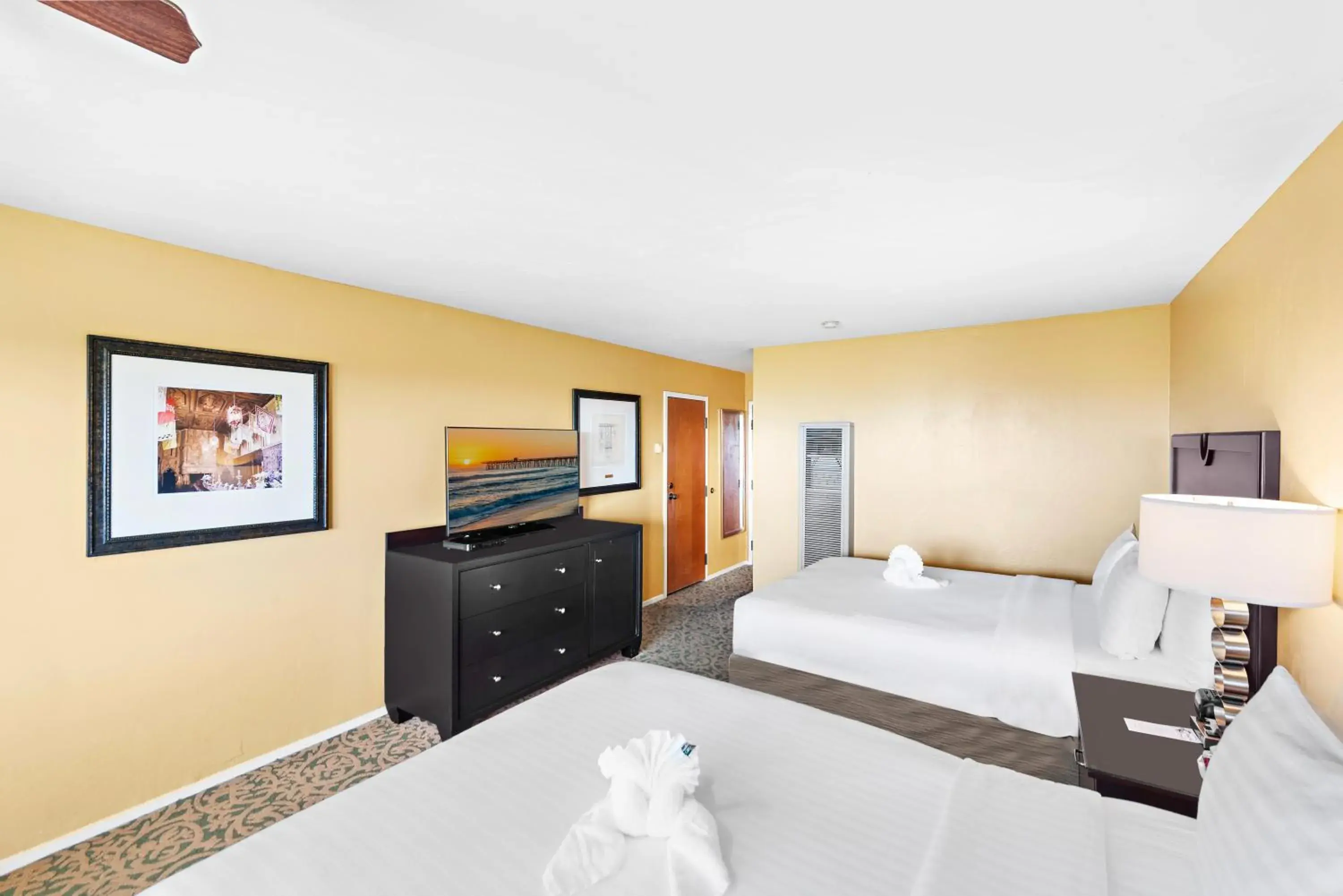 Photo of the whole room, Bed in The Morgan San Simeon - Cambria by Hearst Castle Photo of the whole room, Bed in The Morgan San Simeon - Cambria by Hearst Castle