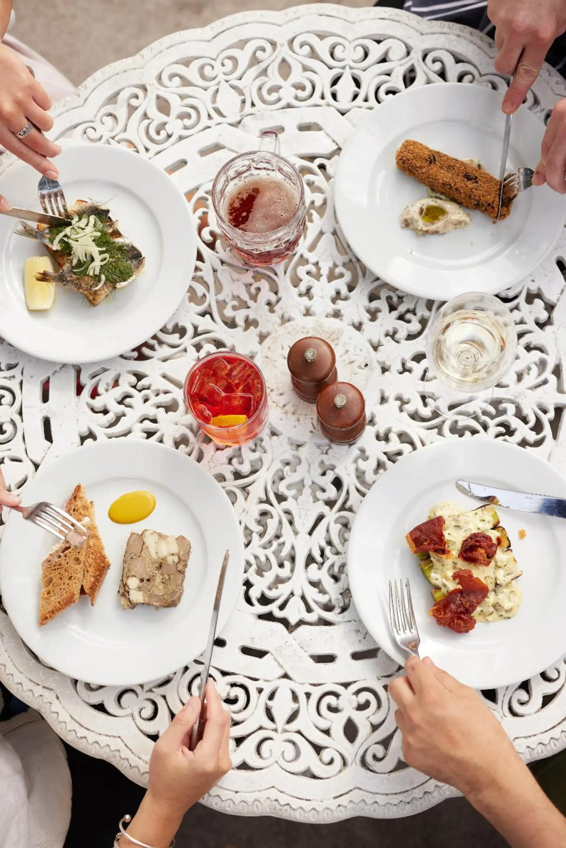 Food and drinks in The Grosvenor Arms Food and drinks in The Grosvenor Arms