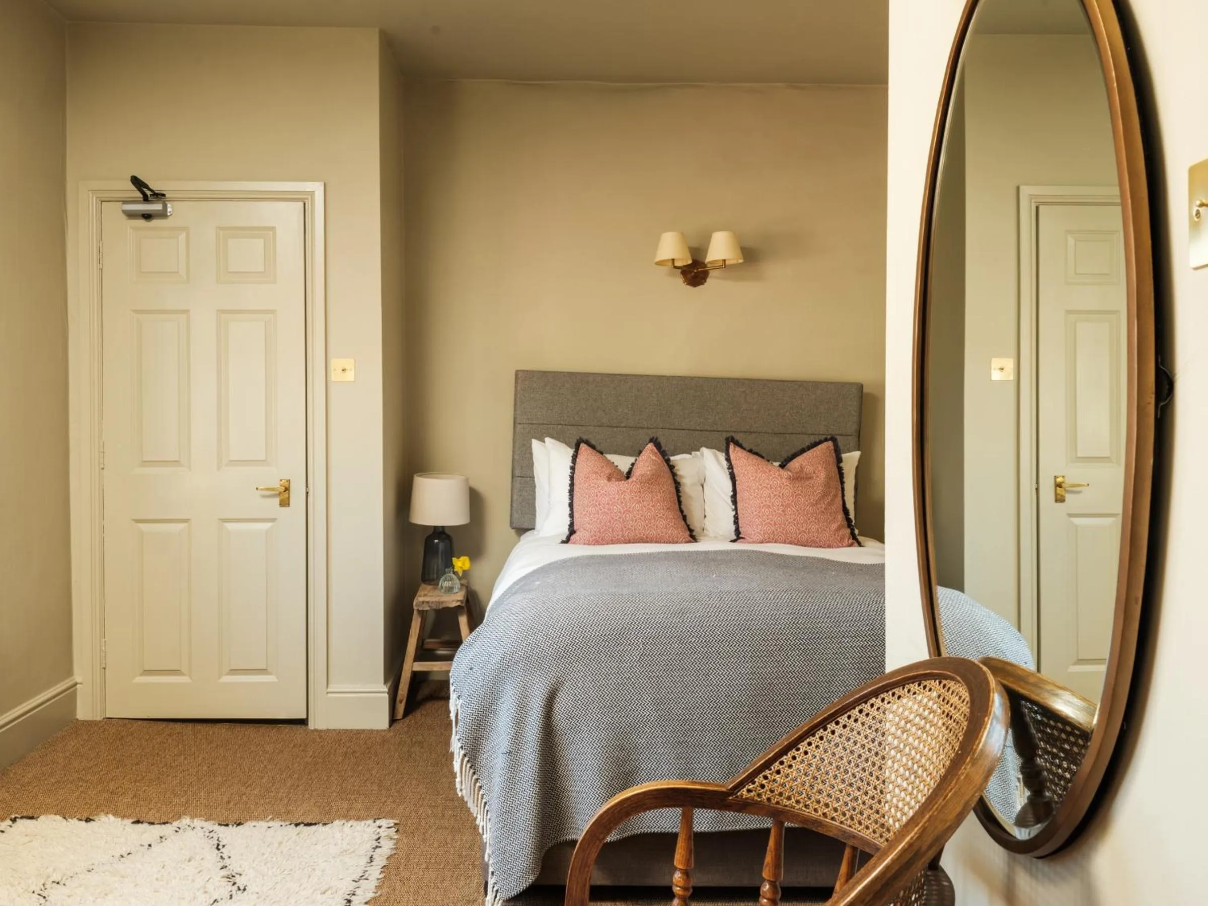 Bedroom, Bed in The Grosvenor Arms