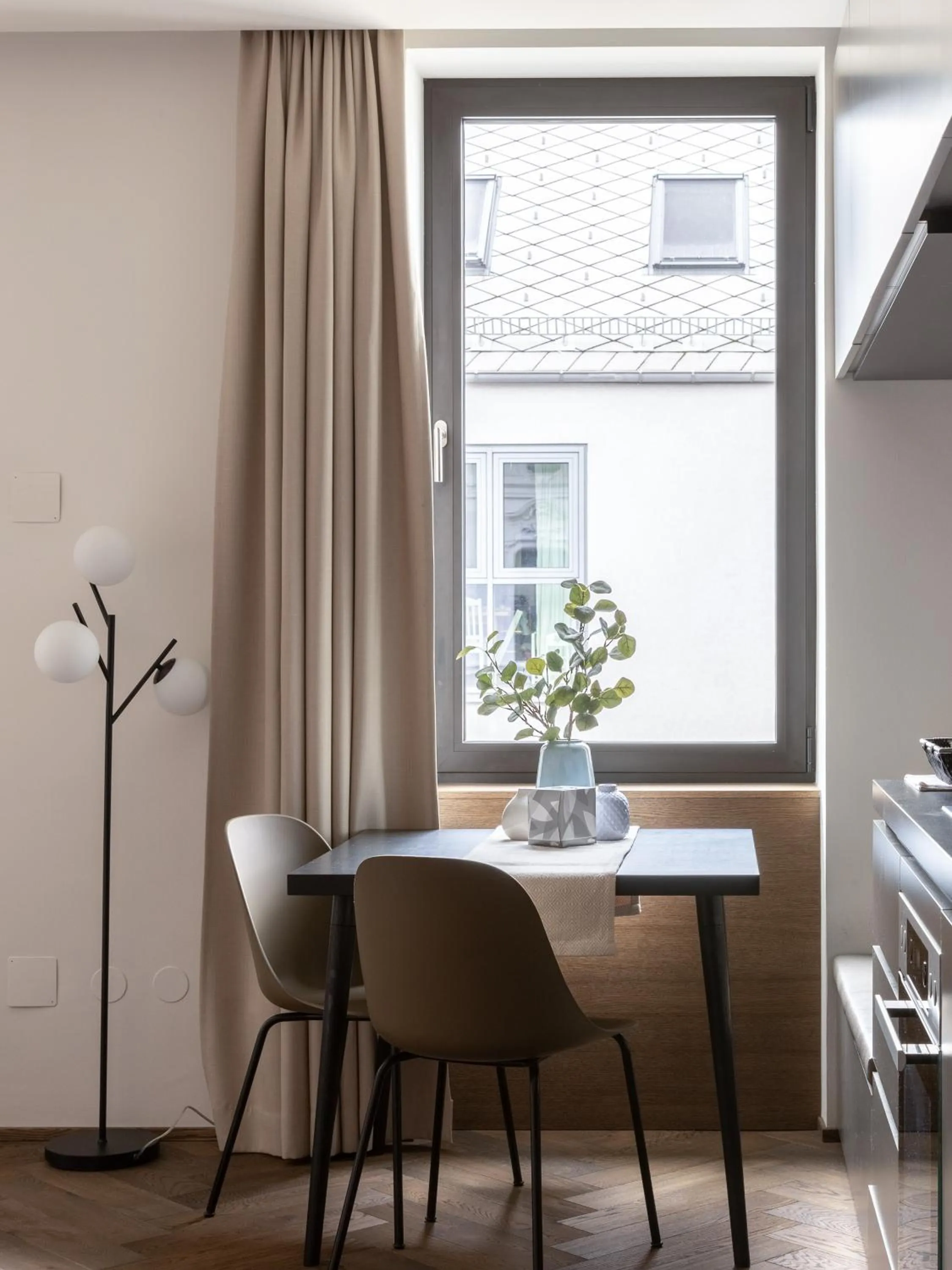 Dining area in Limehome Linz Schillerstraße