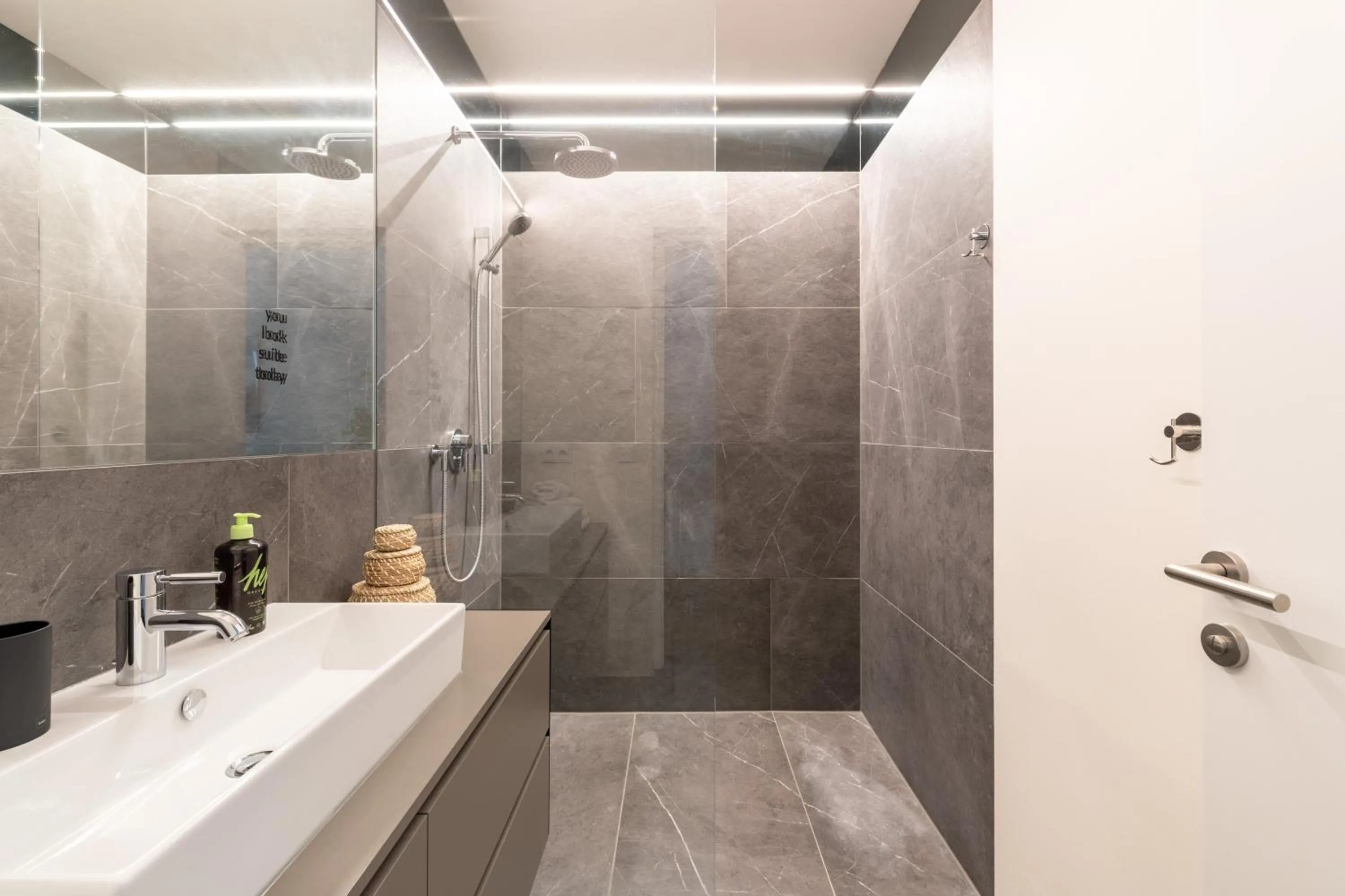 Shower in Limehome Linz Schillerstraße