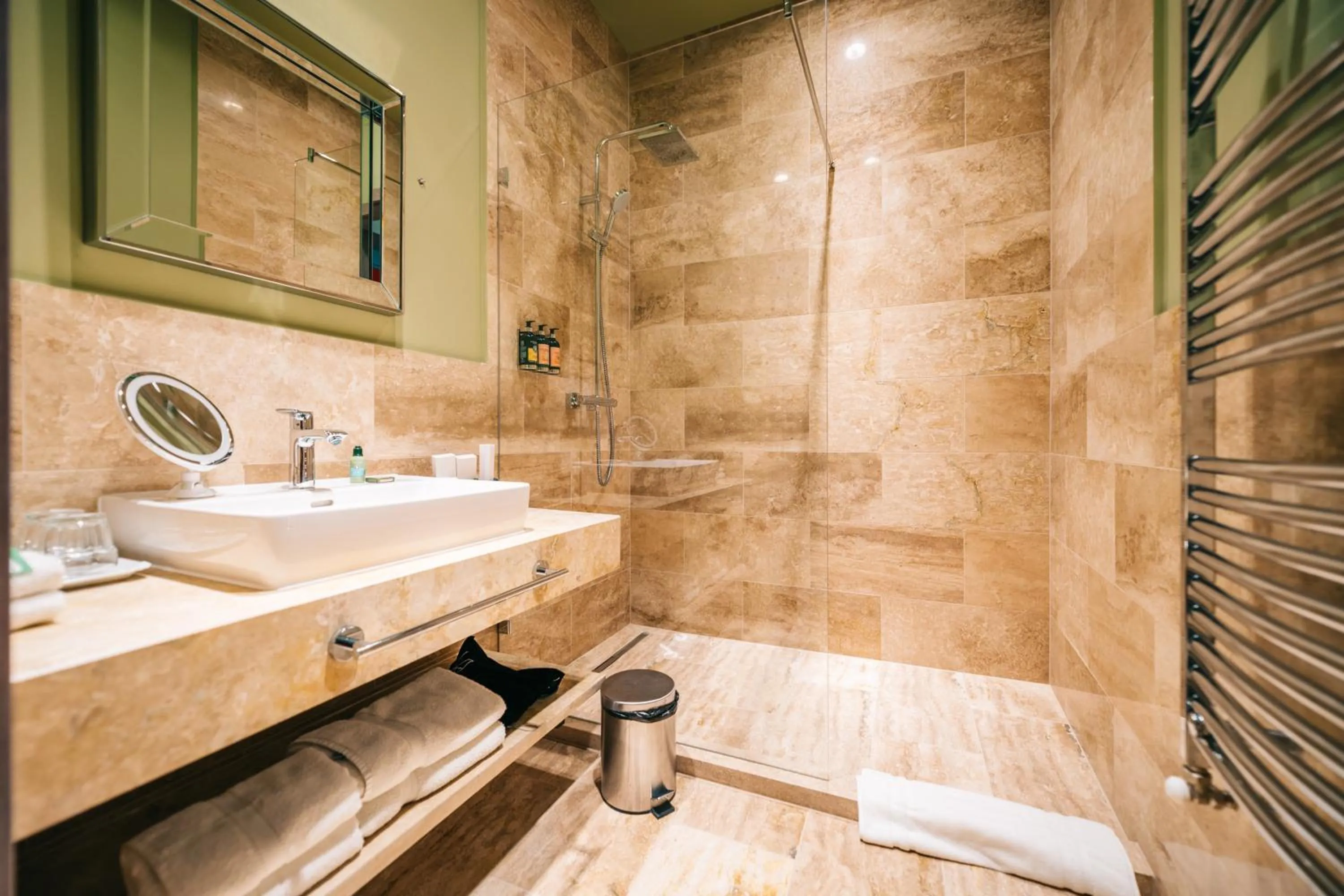 Shower in BALTAZÁR Boutique Hotel