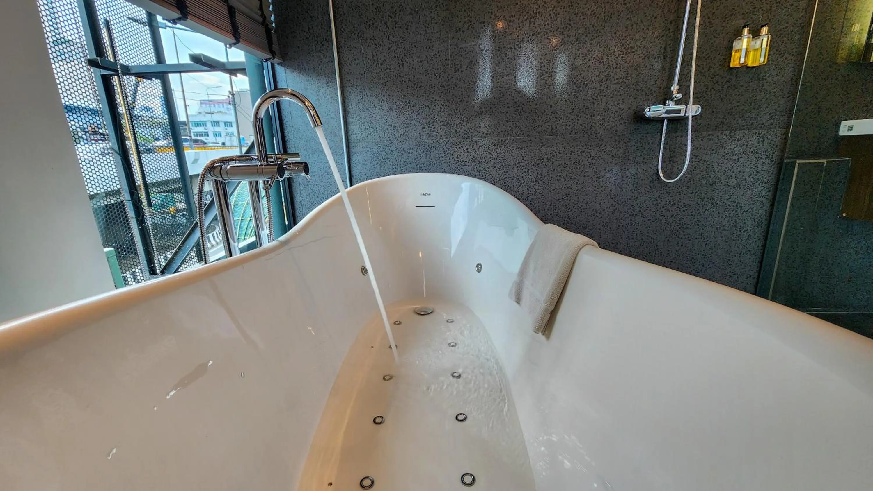 Hot Tub in Hotel Ordinary Bangkok