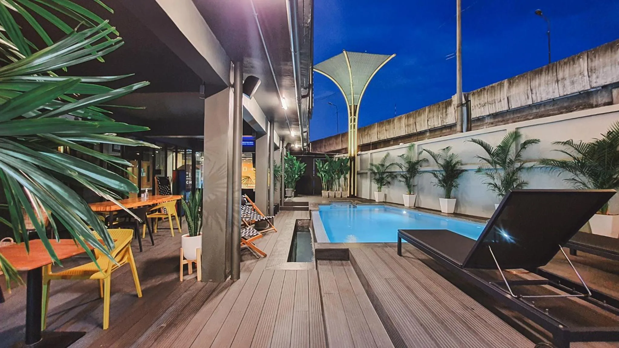 Swimming pool in Hotel Ordinary Bangkok