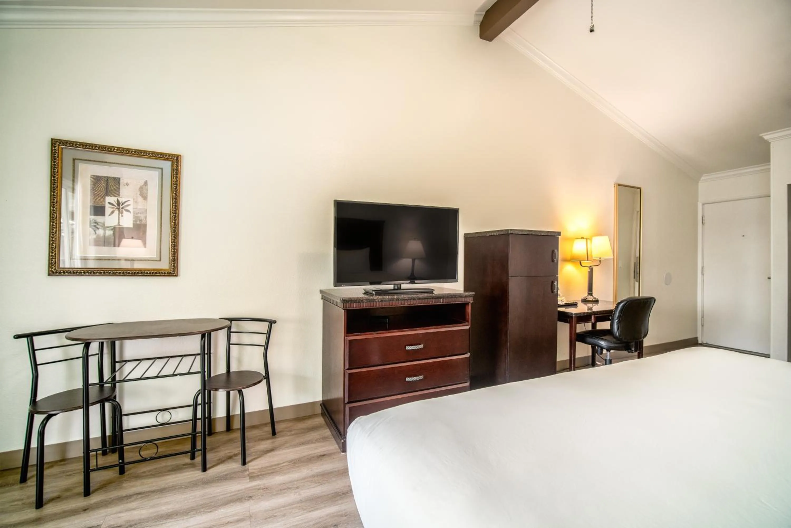 Seating area, Bed in Kronborg Inn