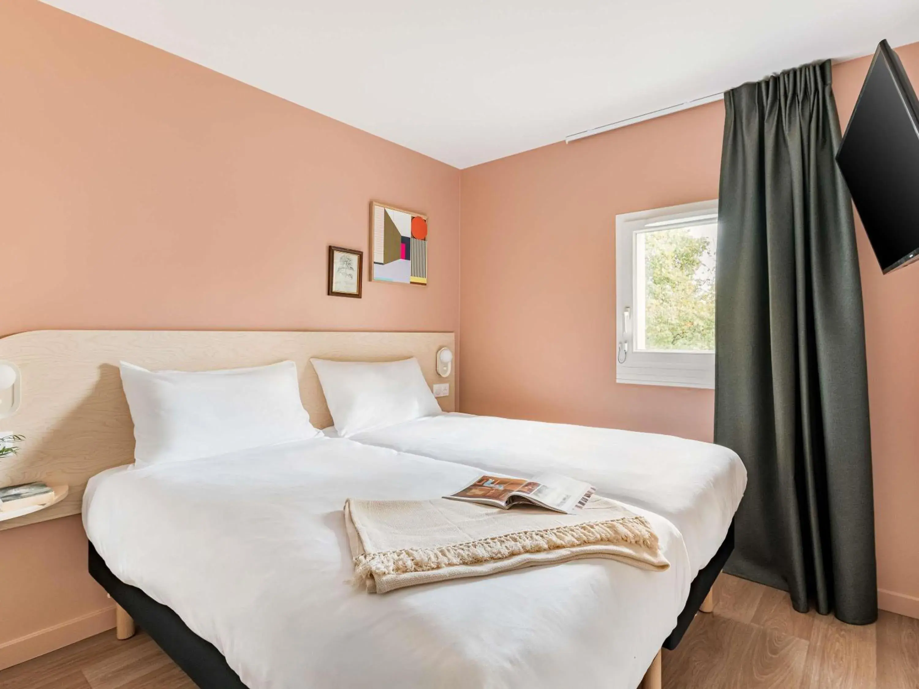 Bedroom, Bed in greet Hôtel Prévessin Genève Aéroport Bedroom, Bed in greet Hôtel Prévessin Genève Aéroport