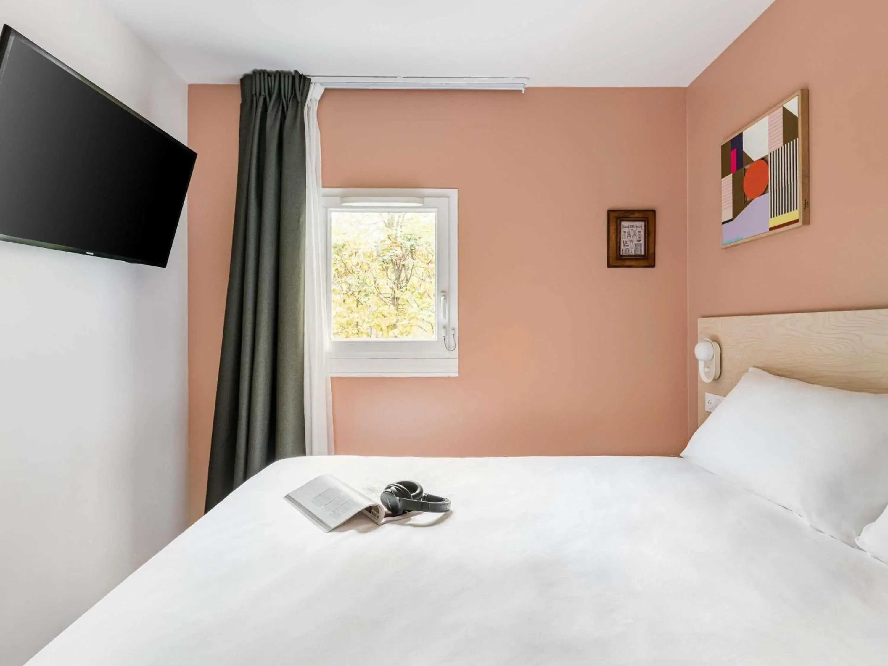 Bedroom, Bed in greet Hôtel Prévessin Genève Aéroport Bedroom, Bed in greet Hôtel Prévessin Genève Aéroport