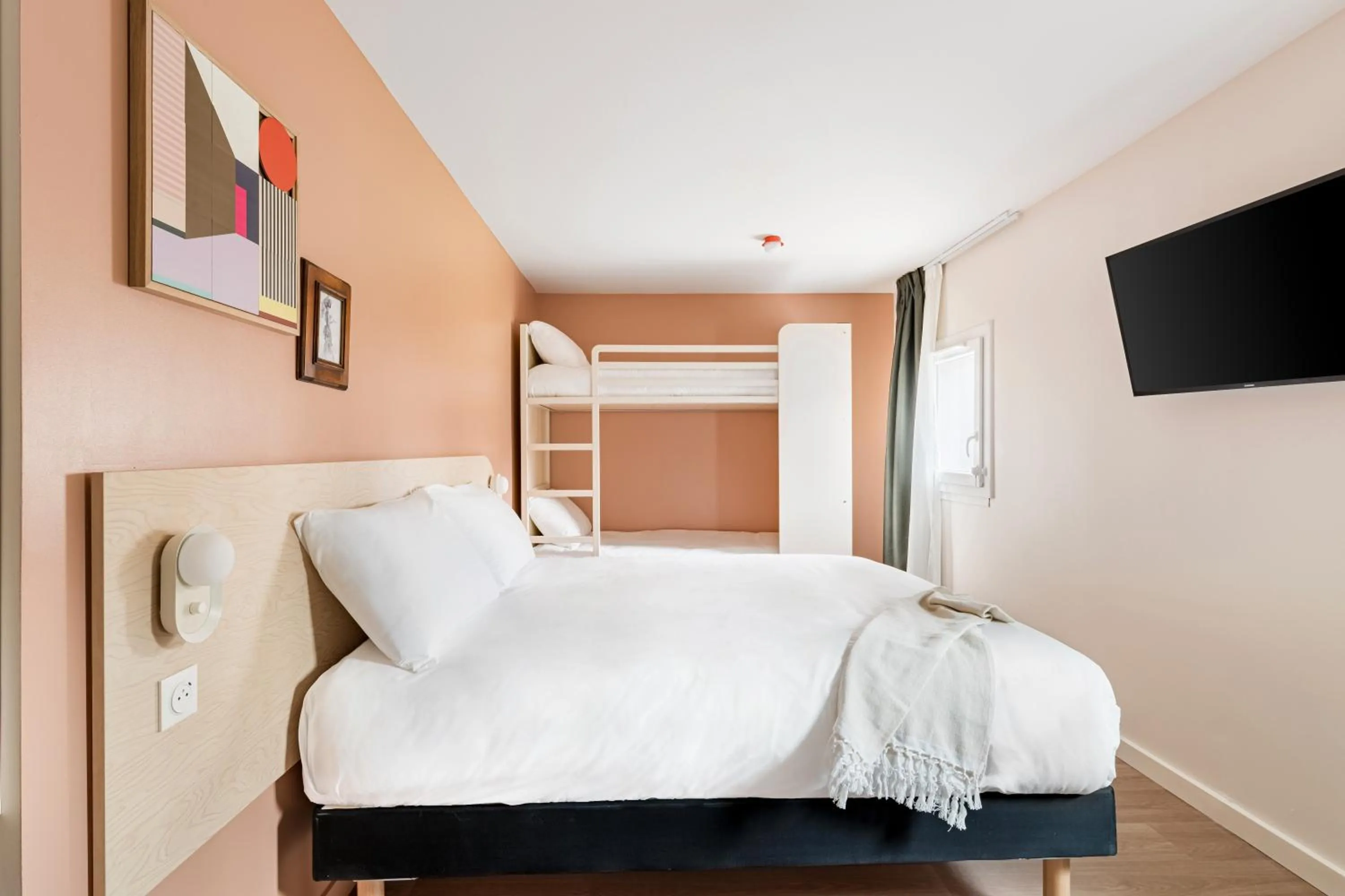 Photo of the whole room, Bed in greet Hôtel Prévessin Genève Aéroport