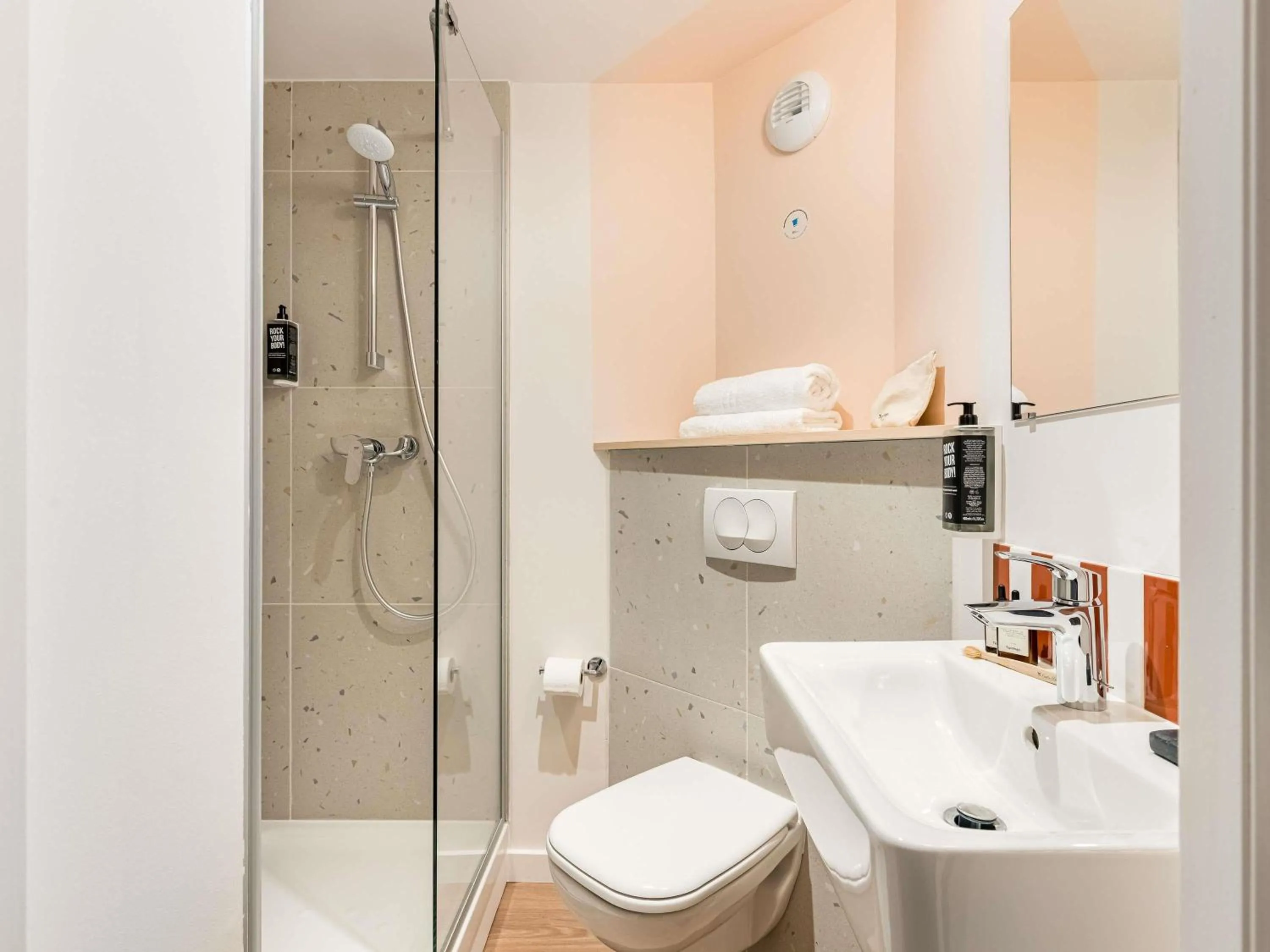 Shower in greet Hôtel Prévessin Genève Aéroport