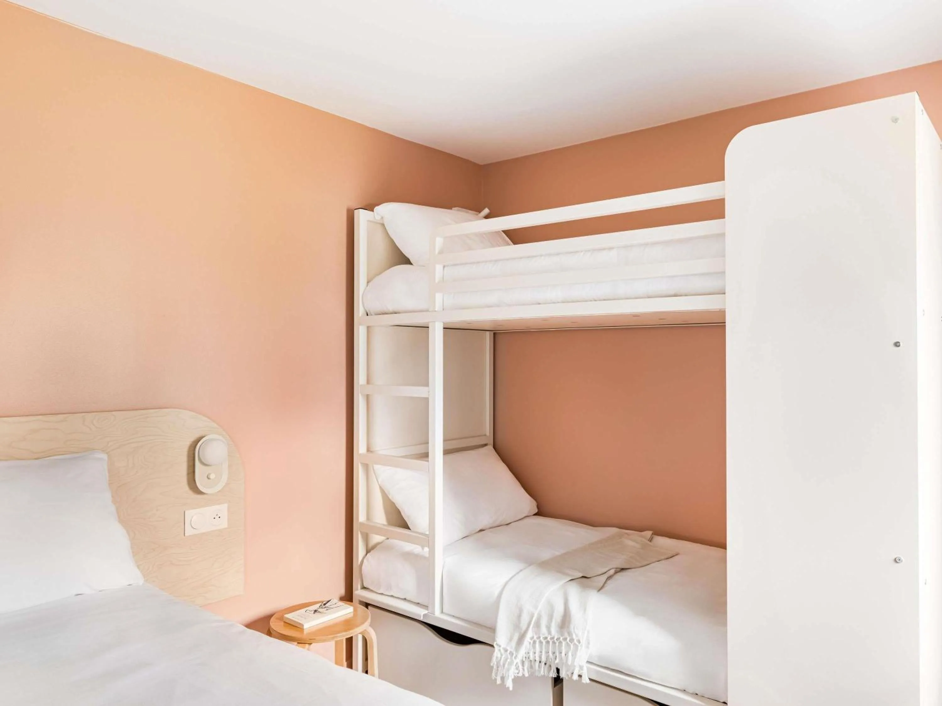 Bedroom, Bed in greet Hôtel Prévessin Genève Aéroport