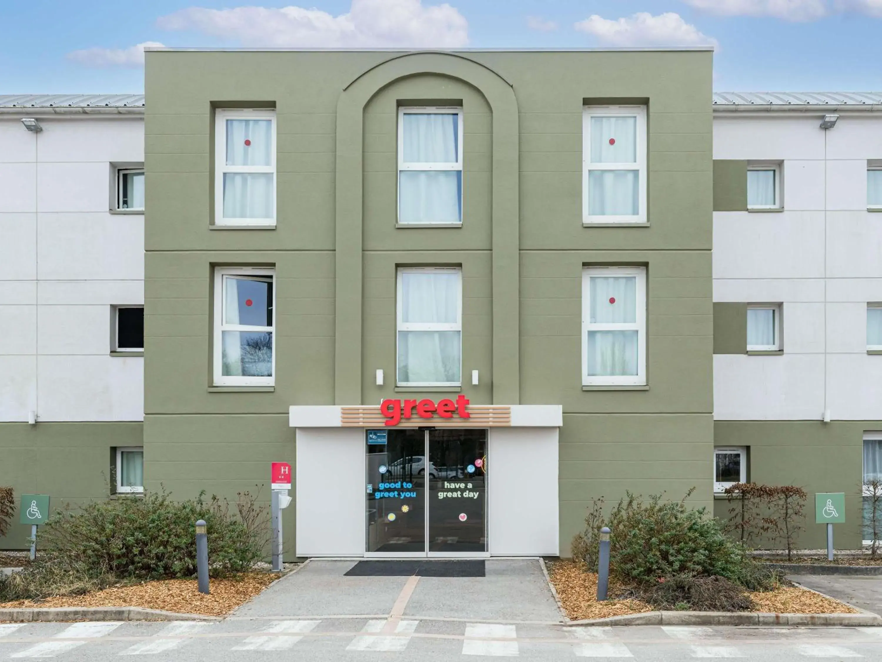 Property building in greet Hôtel Prévessin Genève Aéroport Property building in greet Hôtel Prévessin Genève Aéroport