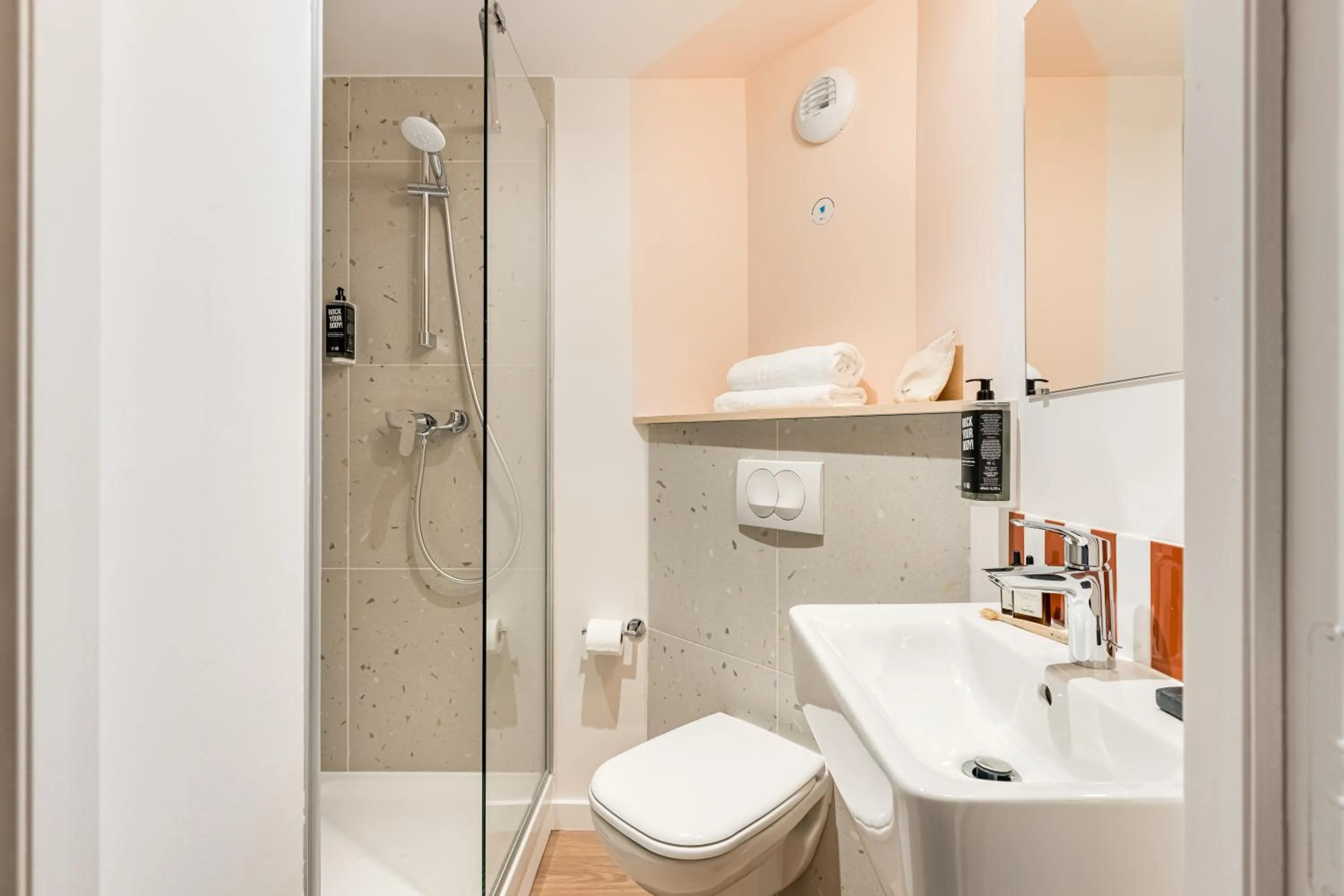 Bathroom in greet Hôtel Prévessin Genève Aéroport