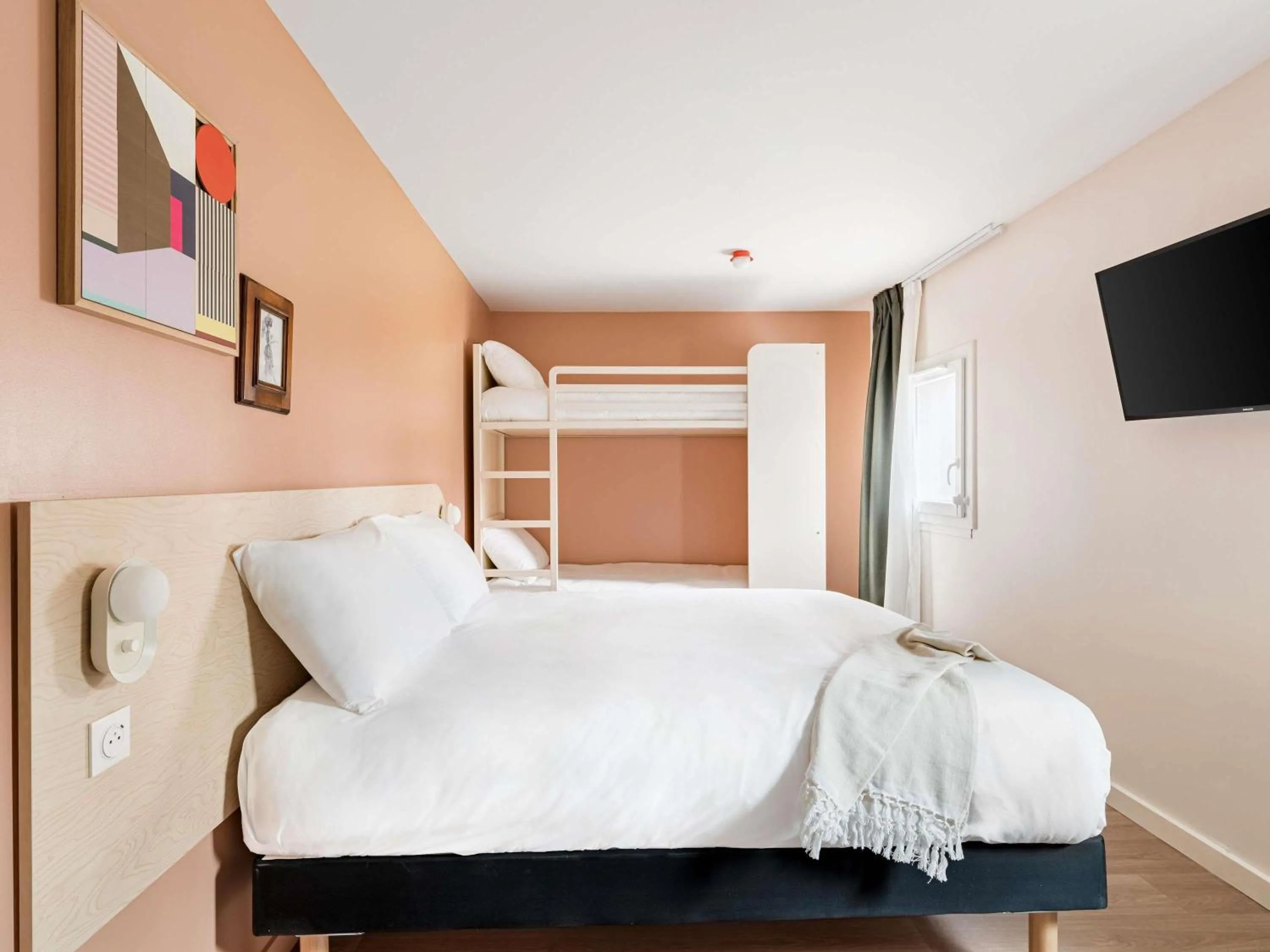 Bedroom, Bed in greet Hôtel Prévessin Genève Aéroport