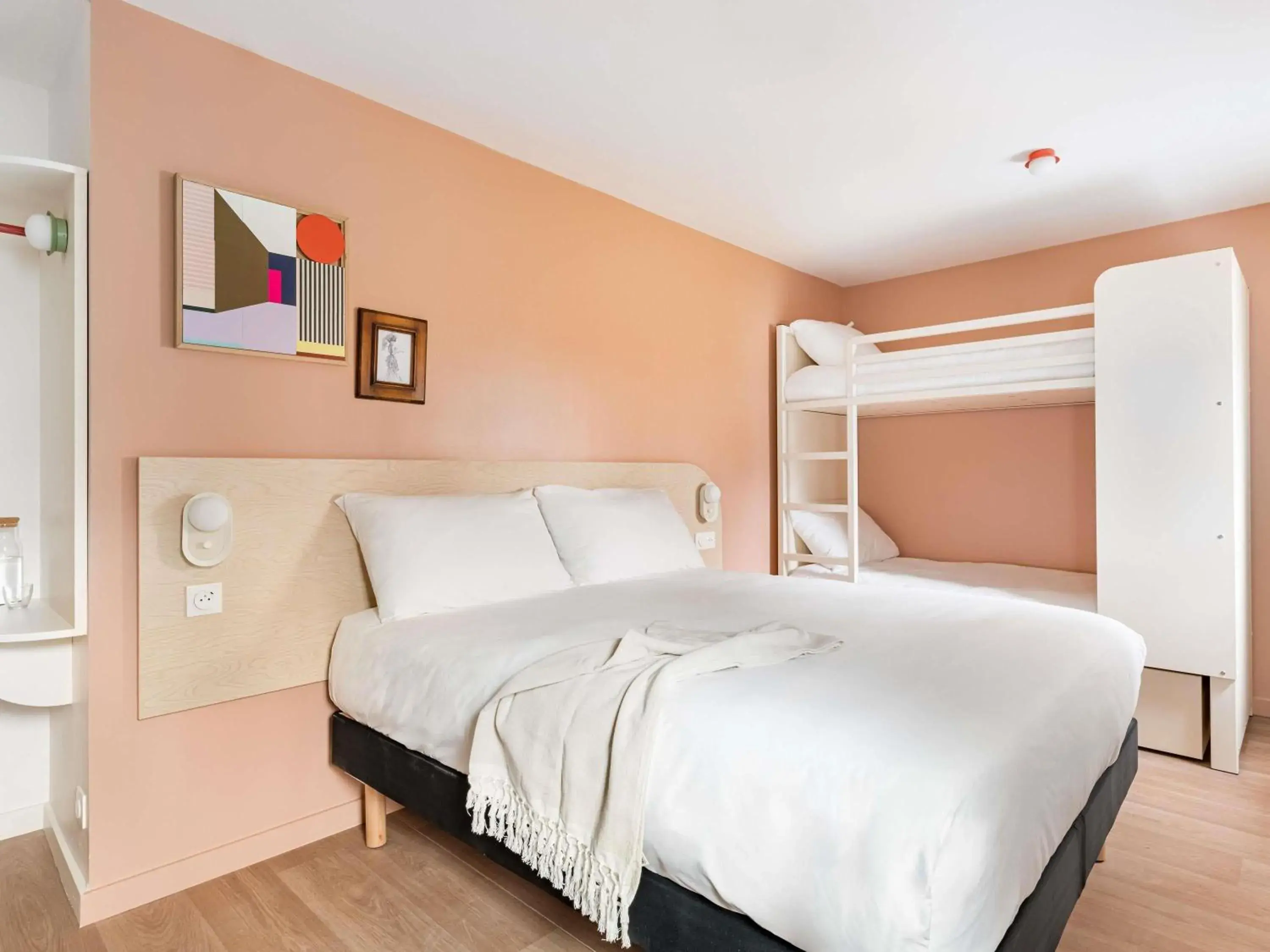 Bedroom, Bed in greet Hôtel Prévessin Genève Aéroport Bedroom, Bed in greet Hôtel Prévessin Genève Aéroport