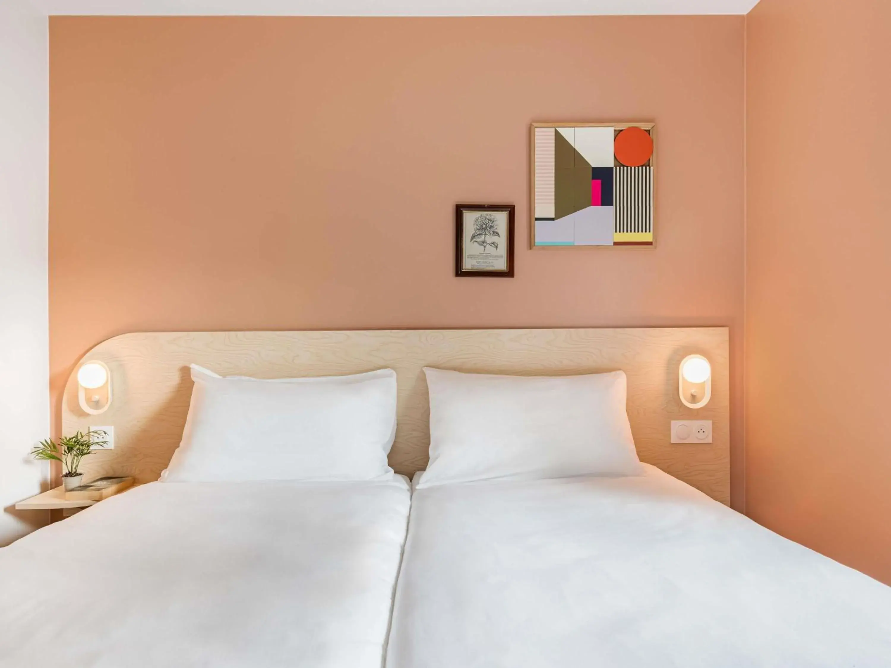 Bedroom, Bed in greet Hôtel Prévessin Genève Aéroport Bedroom, Bed in greet Hôtel Prévessin Genève Aéroport