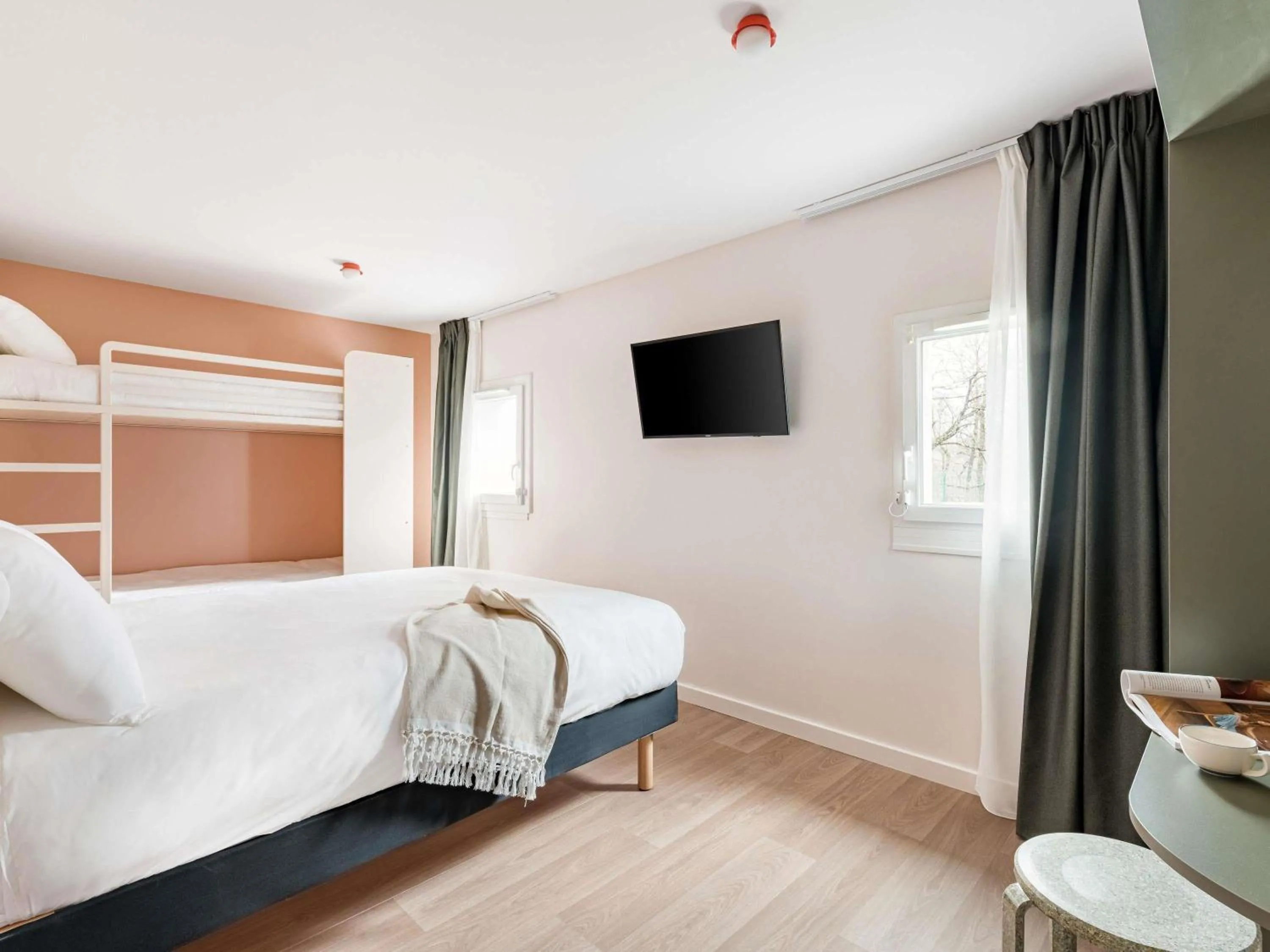 Bedroom, Bed in greet Hôtel Prévessin Genève Aéroport