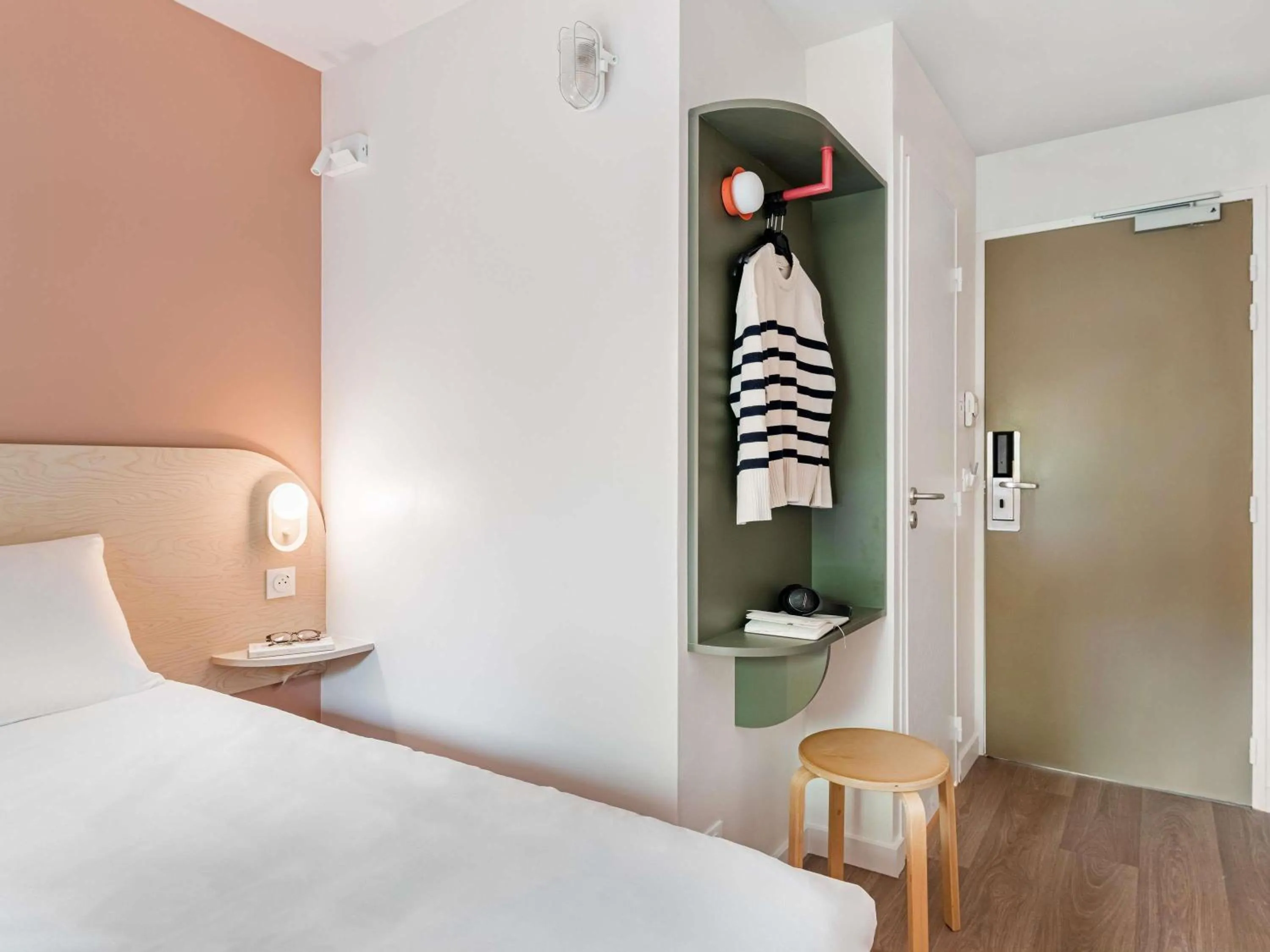 Bedroom, Bed in greet Hôtel Prévessin Genève Aéroport