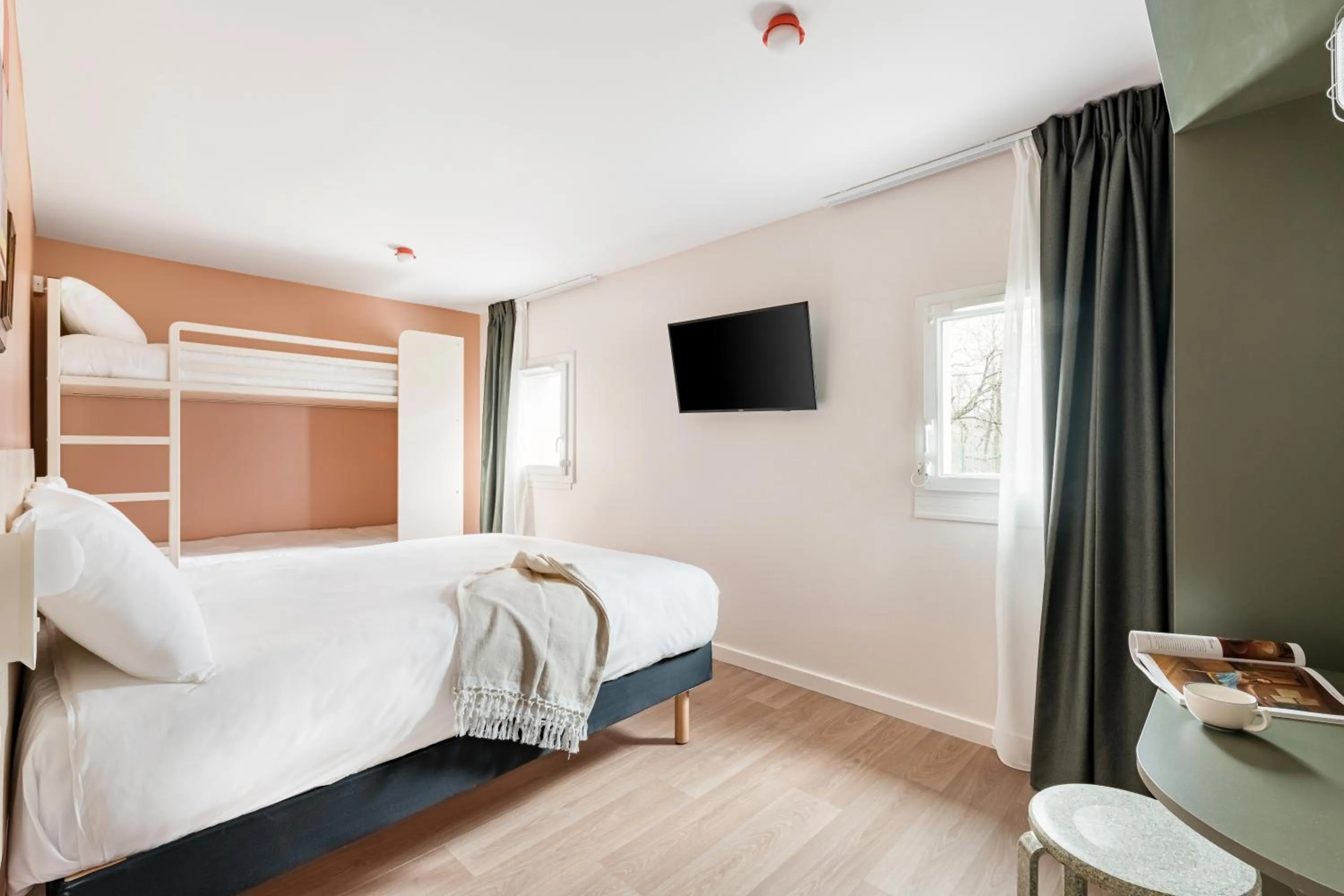 Photo of the whole room, Bed in greet Hôtel Prévessin Genève Aéroport