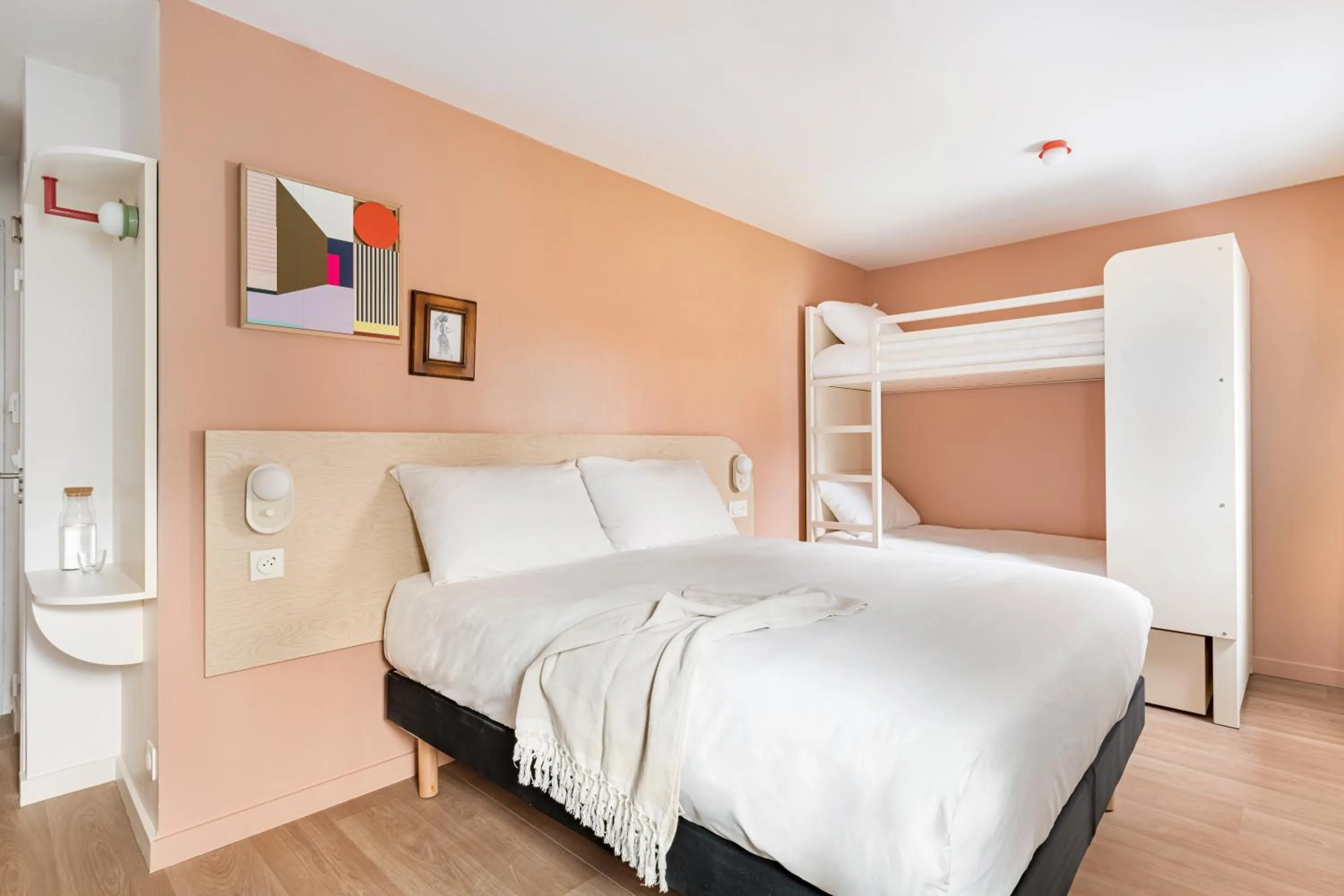 Photo of the whole room, Bed in greet Hôtel Prévessin Genève Aéroport