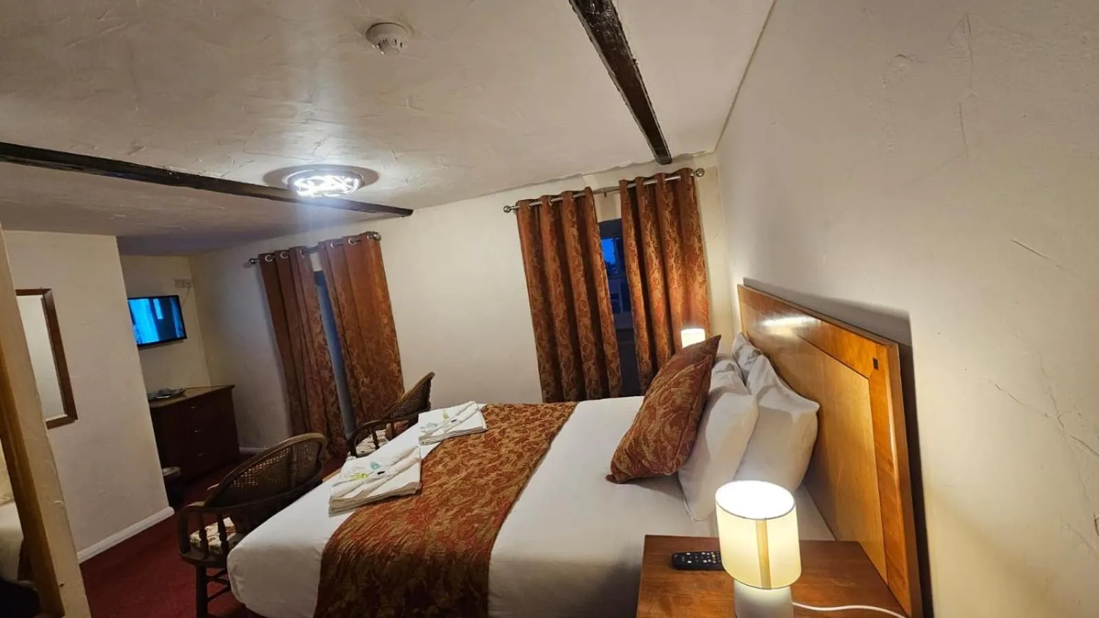 Bedroom, Bed in The Rose and Crown Hotel